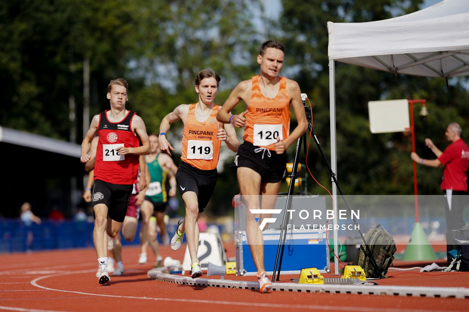 Pascal Terbeznik (Hannover Athletics) macht Tempo fuer Maximilian Pingpank (Hannover Athletics) vor Erik Siemer (LG Osnabrueck) am 13.09.2020 waehrend den niedersaechsischen Leichtathletik-Landesmeisterschaften im Erika-Fisch-Stadion in Hannover (Tag 2)