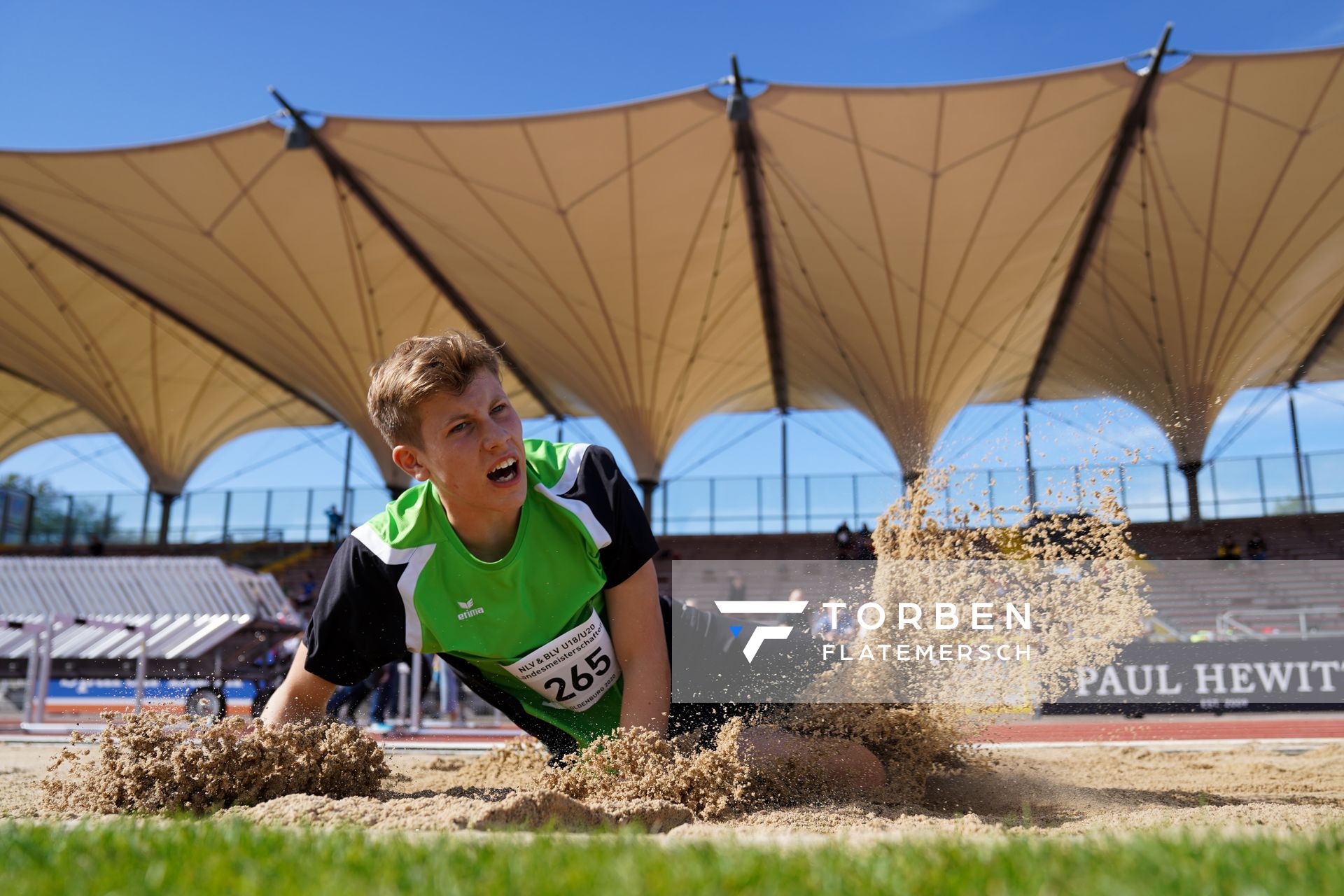 Simon Weissflog (TSV Wehdel) im Weitsprung am 19.09.2020 waehrend den niedersaechsischen Leichtathletik-Landesmeisterschaften U18/U20 im Stadion am Marschweg in Oldenburg (Tag 1)
