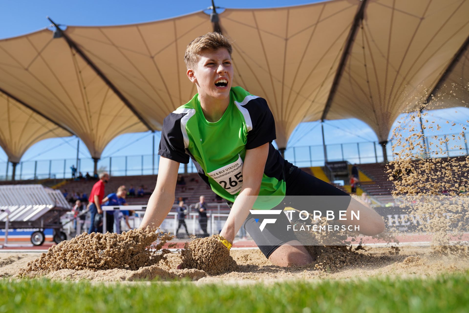 Simon Weissflog (TSV Wehdel) im Weitsprung am 19.09.2020 waehrend den niedersaechsischen Leichtathletik-Landesmeisterschaften U18/U20 im Stadion am Marschweg in Oldenburg (Tag 1)