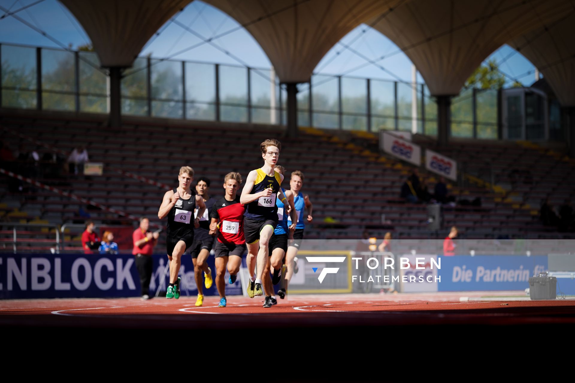 Fabian Goedeke (LGG Ganderkesee) vor Lukas Schendel (Hannover 96) und Julius Bode (TSV Mehrum) ueber 800m am 19.09.2020 waehrend den niedersaechsischen Leichtathletik-Landesmeisterschaften U18/U20 im Stadion am Marschweg in Oldenburg (Tag 1)