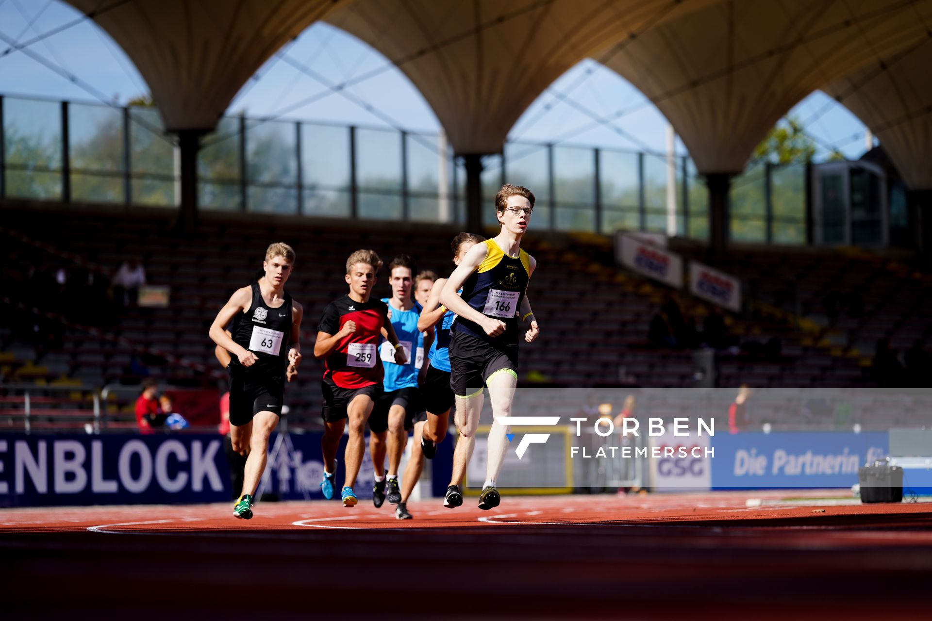 Fabian Goedeke (LGG Ganderkesee) vor Lukas Schendel (Hannover 96) und Julius Bode (TSV Mehrum) ueber 800m am 19.09.2020 waehrend den niedersaechsischen Leichtathletik-Landesmeisterschaften U18/U20 im Stadion am Marschweg in Oldenburg (Tag 1)