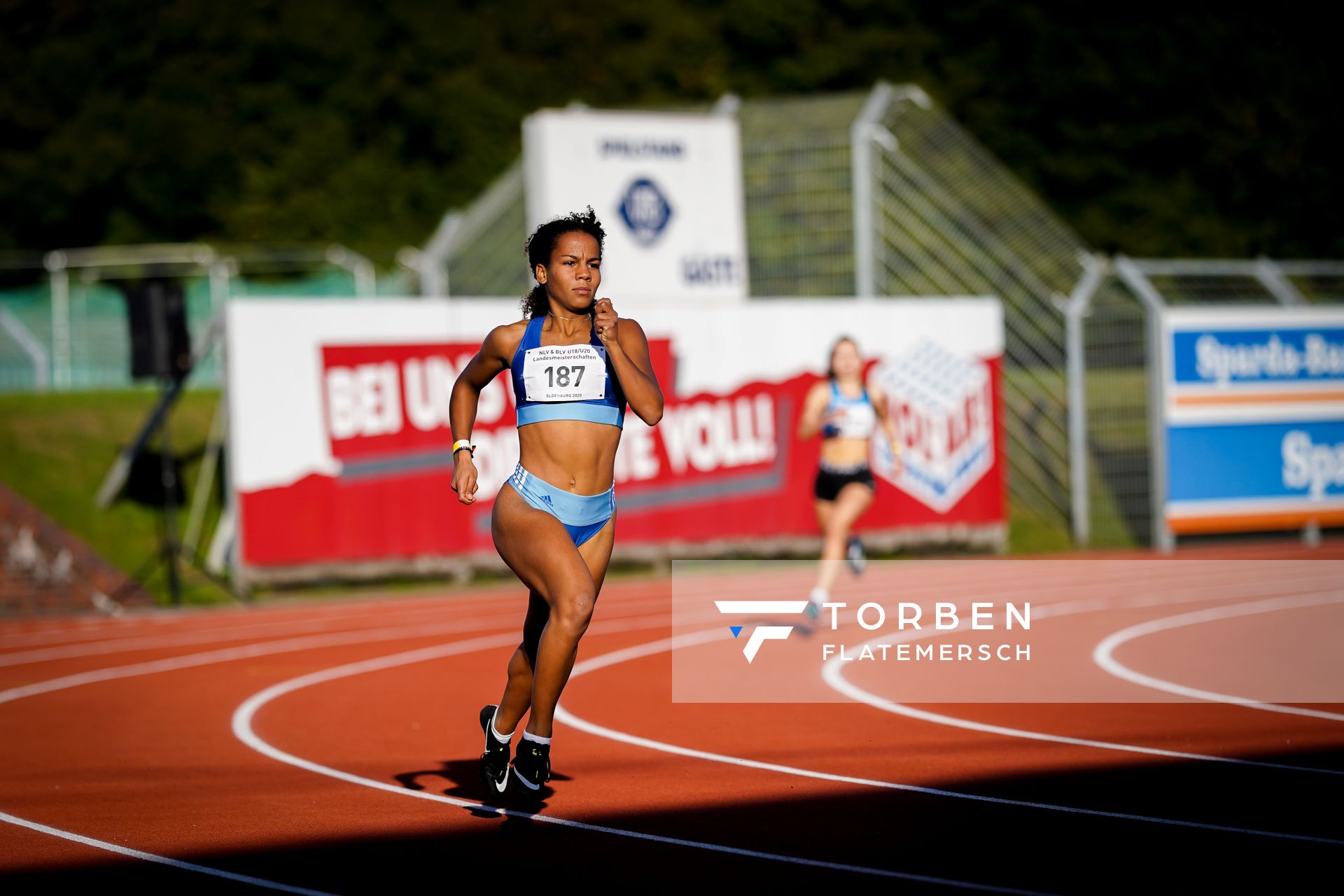 Hannah Omer (Rukeli Trollmann e. V.) ueber 400m am 19.09.2020 waehrend den niedersaechsischen Leichtathletik-Landesmeisterschaften U18/U20 im Stadion am Marschweg in Oldenburg (Tag 1)