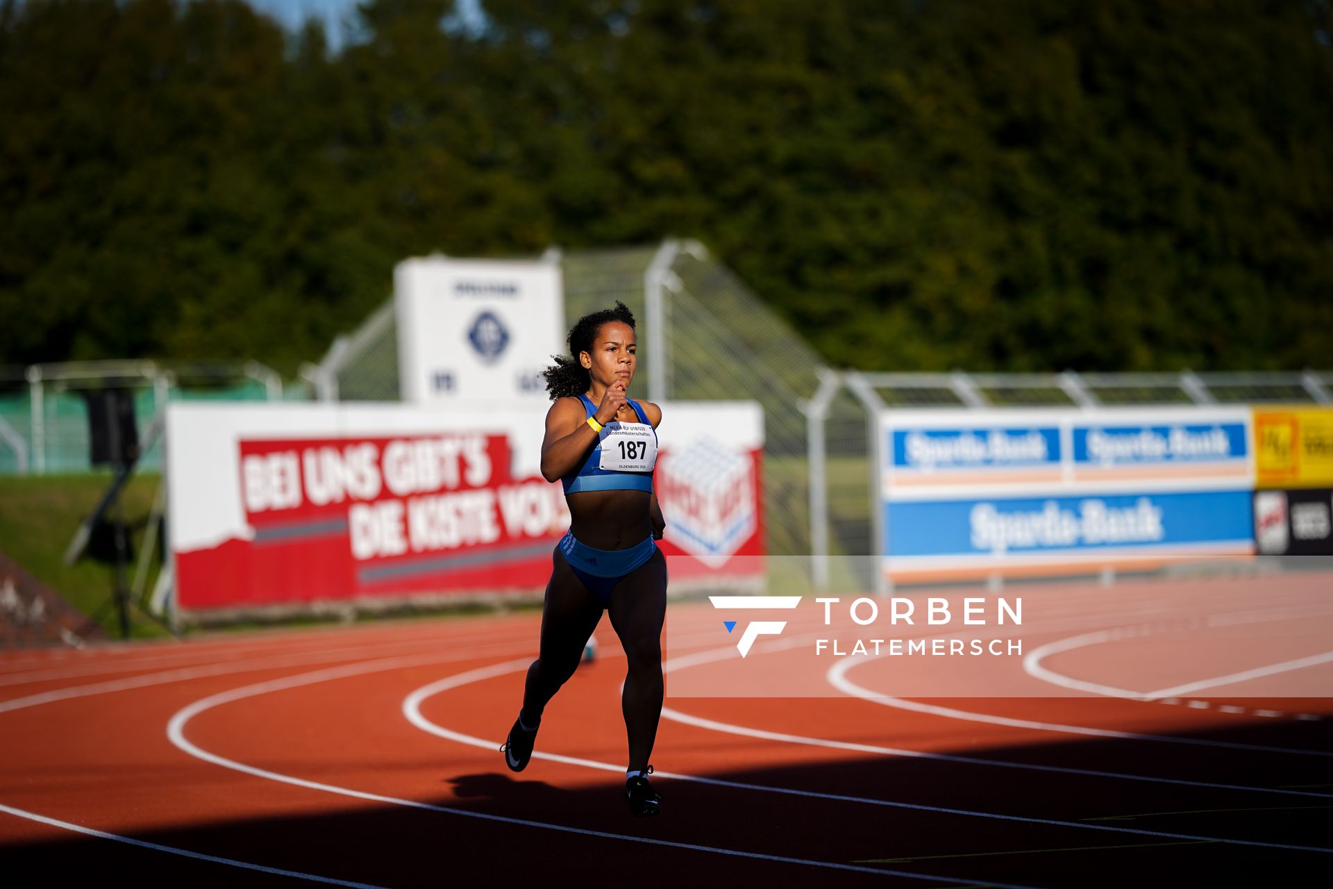 Hannah Omer (Rukeli Trollmann e. V.) ueber 400m am 19.09.2020 waehrend den niedersaechsischen Leichtathletik-Landesmeisterschaften U18/U20 im Stadion am Marschweg in Oldenburg (Tag 1)