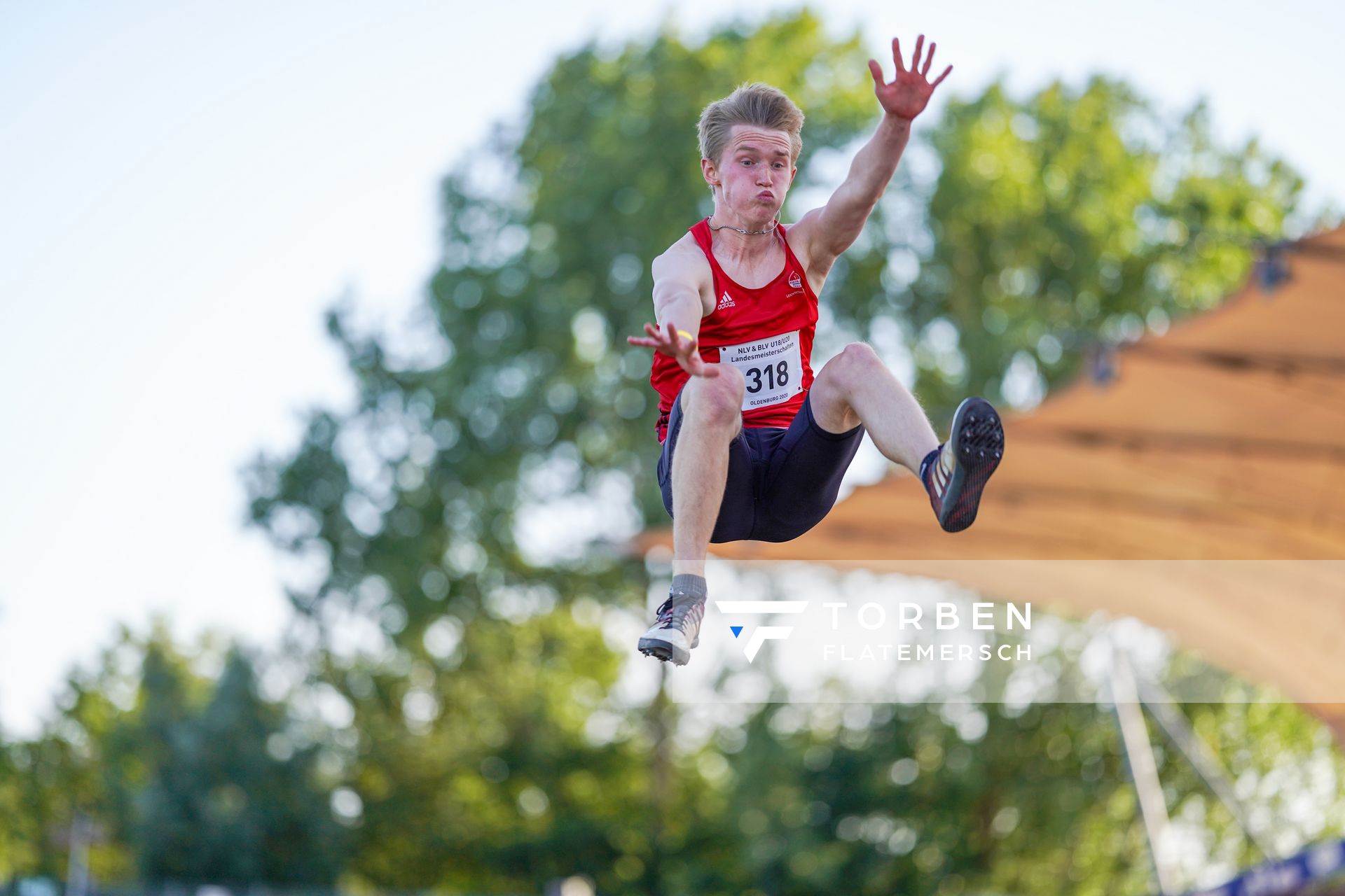 Luis Grewe (VfL Eintracht Hannover) im Weisprung am 19.09.2020 waehrend den niedersaechsischen Leichtathletik-Landesmeisterschaften U18/U20 im Stadion am Marschweg in Oldenburg (Tag 1)