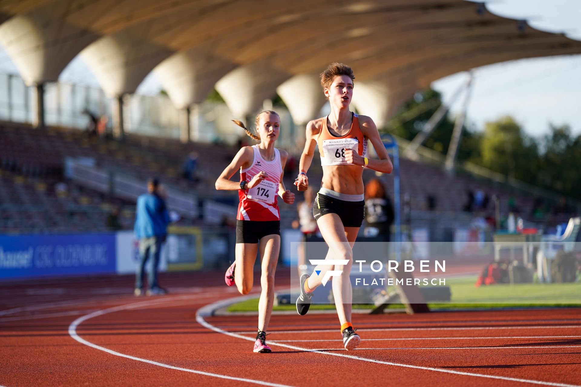 Jasmina Nanette Stahl (Hannover Athletics) vor Anna Luetjen (MTV Soltau) am 19.09.2020 waehrend den niedersaechsischen Leichtathletik-Landesmeisterschaften U18/U20 im Stadion am Marschweg in Oldenburg (Tag 1)