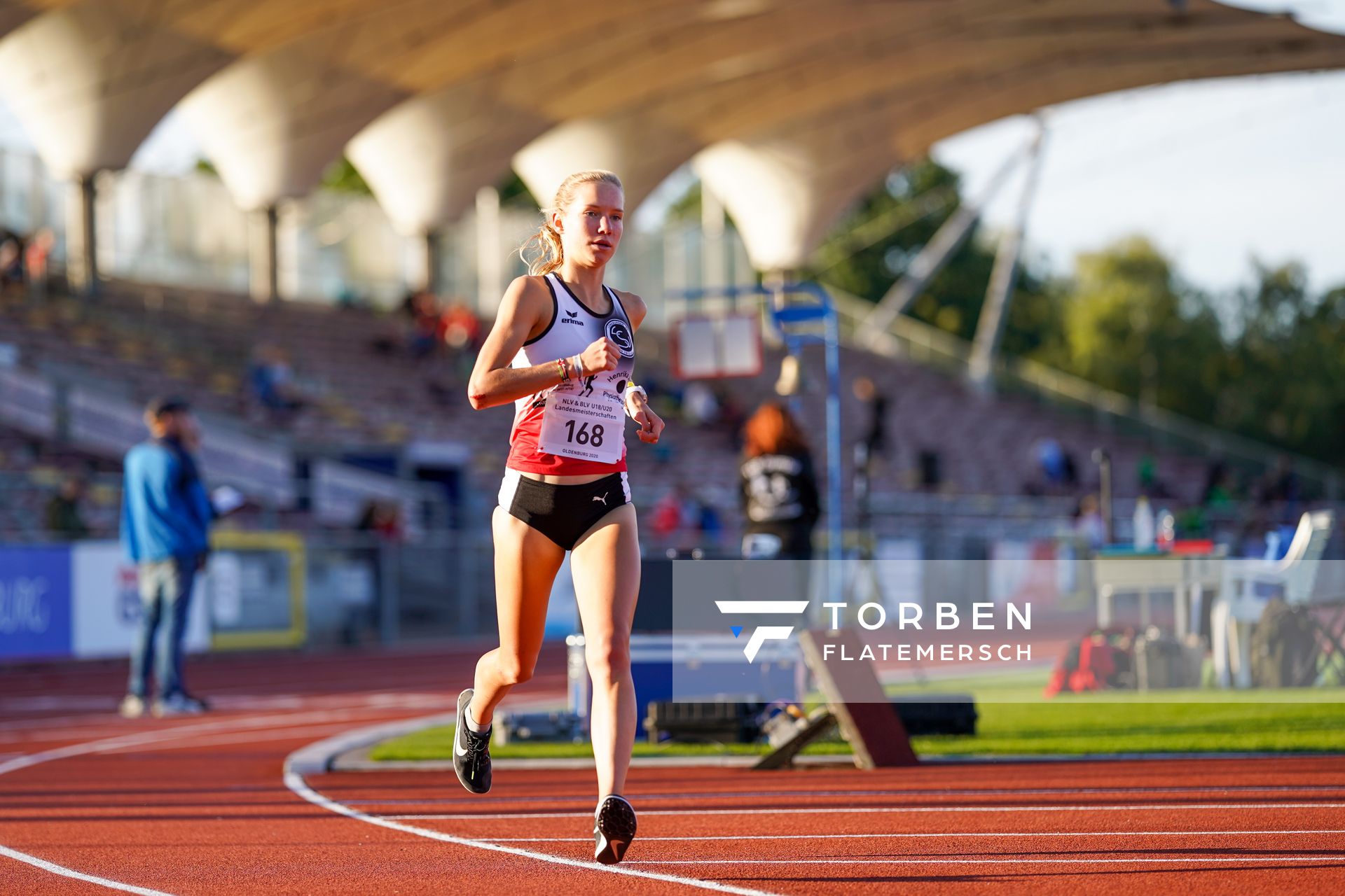 Svea Timm (Lueneburger SV) ueber 3000m am 19.09.2020 waehrend den niedersaechsischen Leichtathletik-Landesmeisterschaften U18/U20 im Stadion am Marschweg in Oldenburg (Tag 1)