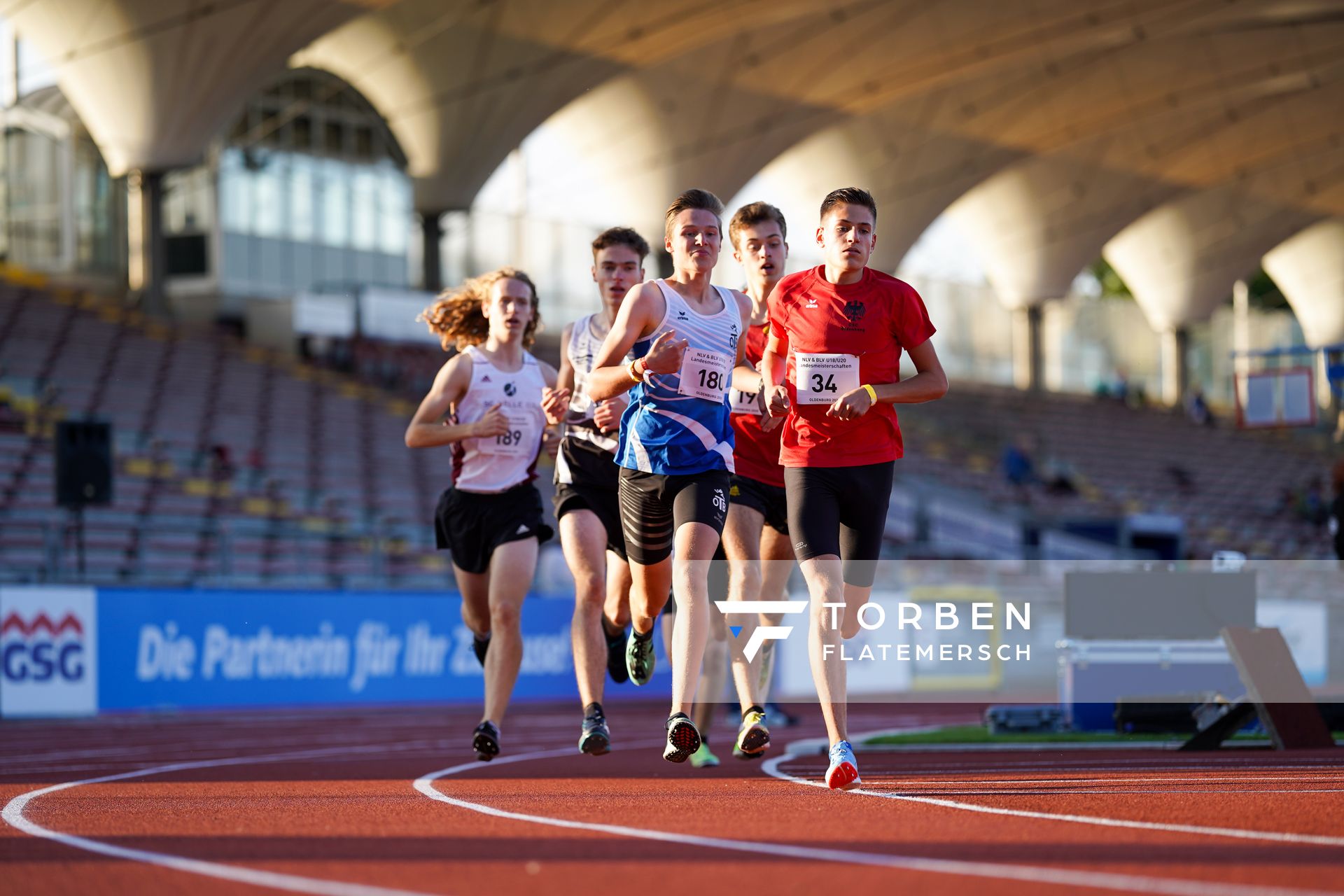 Gabriel Monien (DSC Oldenburg) vor Jonas Kulgemeyer (OTB Osnabrueck) am 19.09.2020 waehrend den niedersaechsischen Leichtathletik-Landesmeisterschaften U18/U20 im Stadion am Marschweg in Oldenburg (Tag 1)