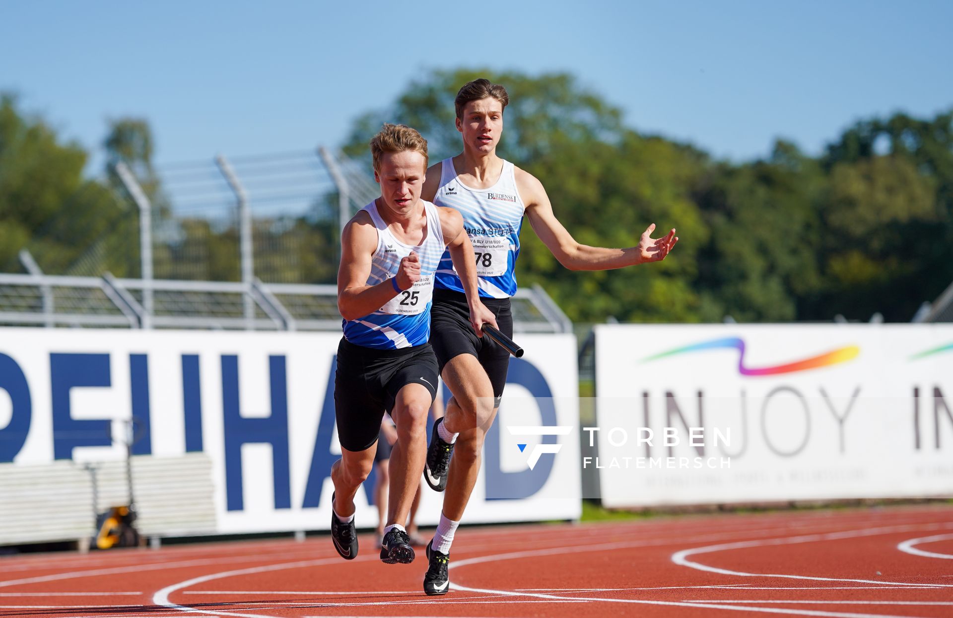 Lasse Pixberg (LC Hansa Stuhr) wechselt auf Tim Gutzeit (BTB Oldenburg) am 20.09.2020 waehrend den niedersaechsischen Leichtathletik-Landesmeisterschaften U18/U20 im Stadion am Marschweg in Oldenburg (Tag 2)