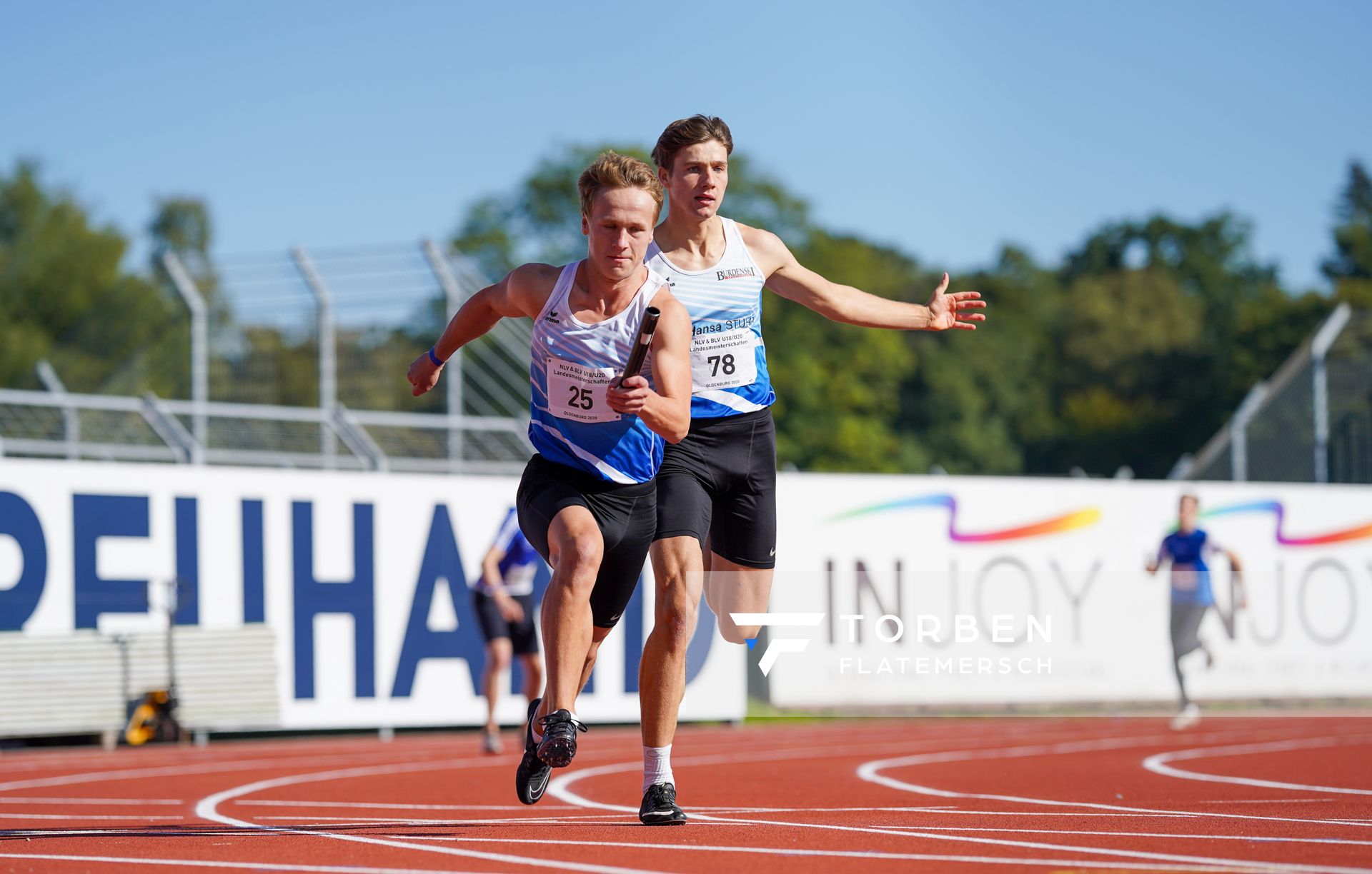 Lasse Pixberg (LC Hansa Stuhr) wechselt auf Tim Gutzeit (BTB Oldenburg) am 20.09.2020 waehrend den niedersaechsischen Leichtathletik-Landesmeisterschaften U18/U20 im Stadion am Marschweg in Oldenburg (Tag 2)