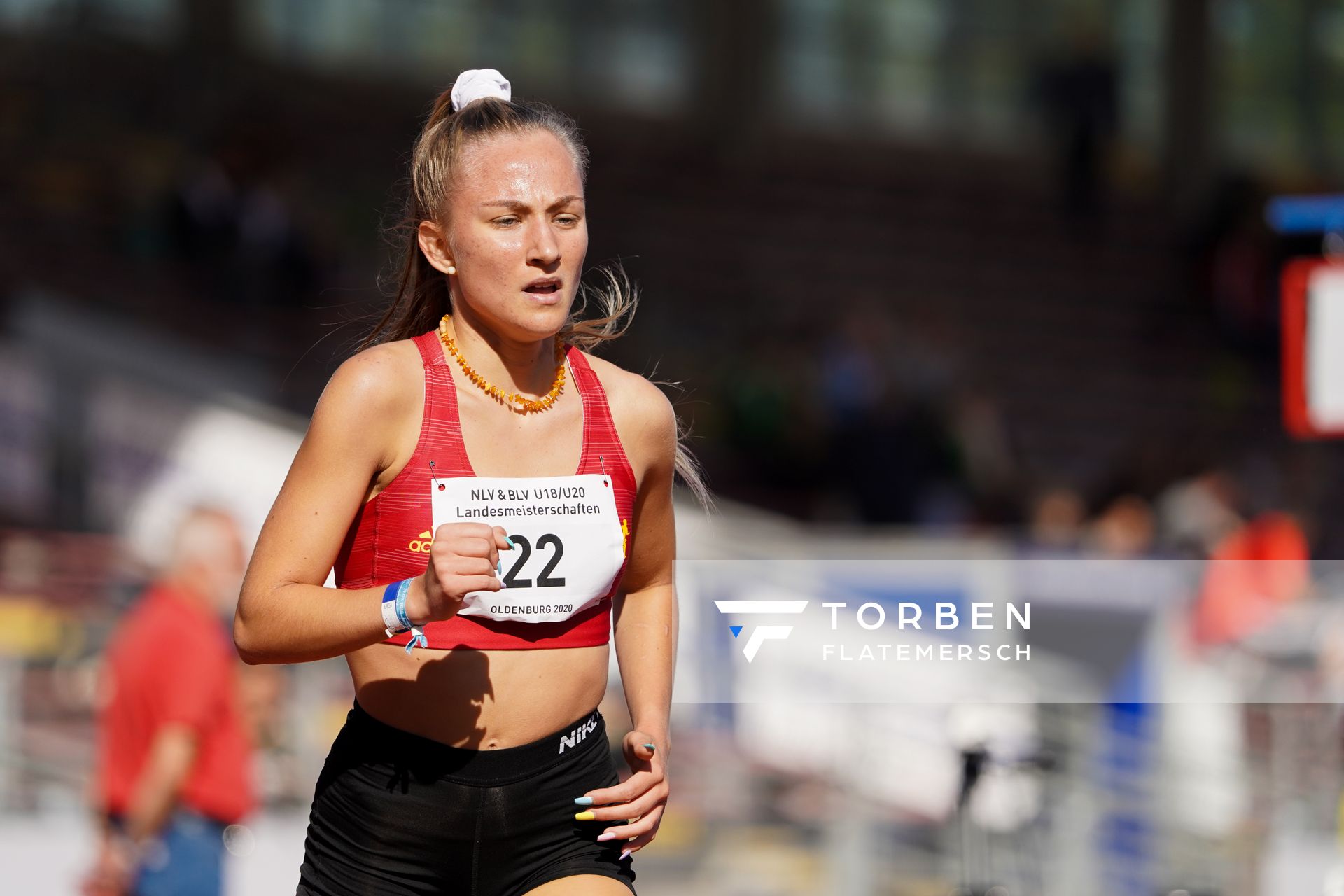 Julia Jablonski (Braunschweiger Laufclub) ueber 1500m am 20.09.2020 waehrend den niedersaechsischen Leichtathletik-Landesmeisterschaften U18/U20 im Stadion am Marschweg in Oldenburg (Tag 2)