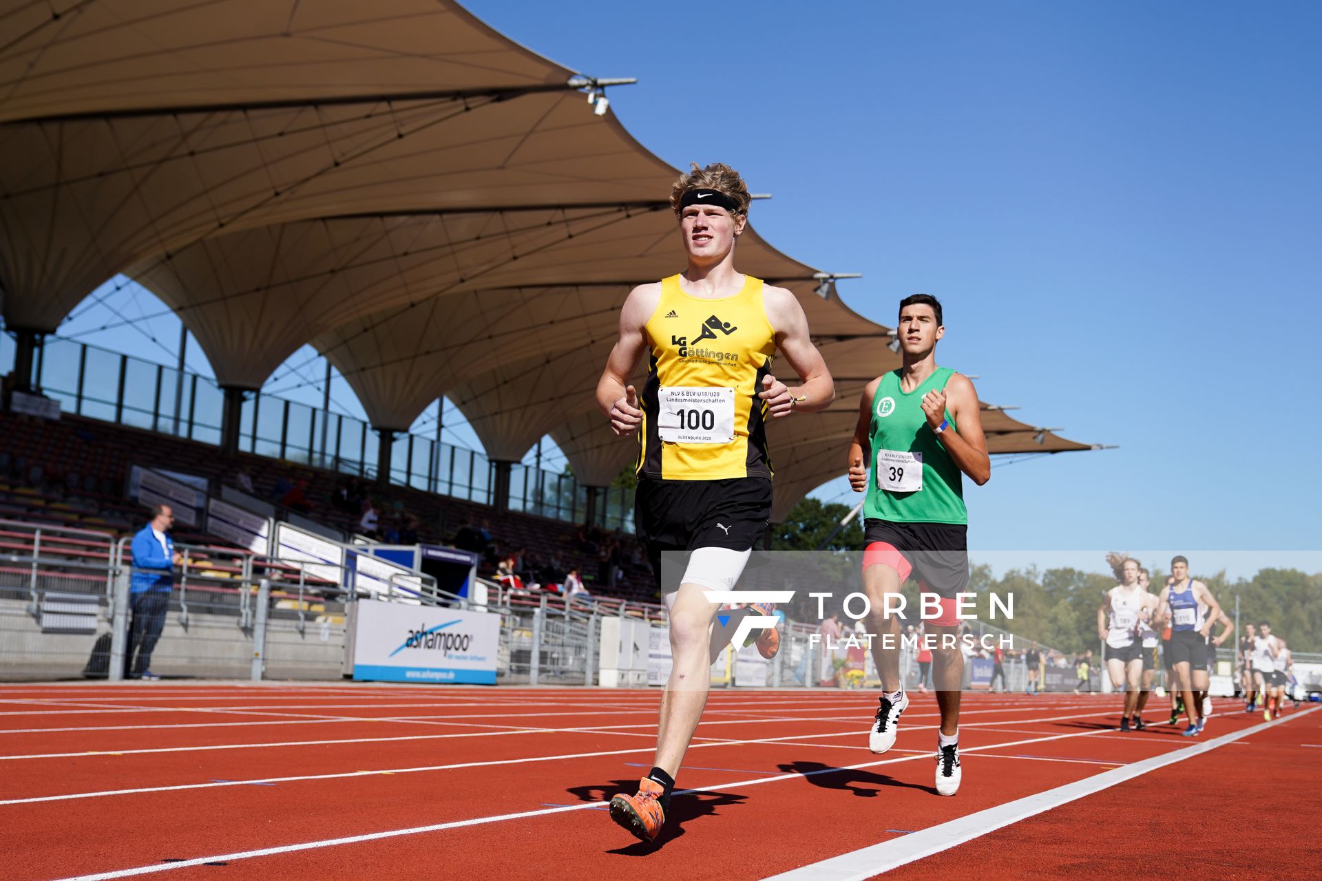 Maik Bruse (LG Goettingen) vor Enes-Maurice Koese (Eintracht Hildesheim) am 20.09.2020 waehrend den niedersaechsischen Leichtathletik-Landesmeisterschaften U18/U20 im Stadion am Marschweg in Oldenburg (Tag 2)
