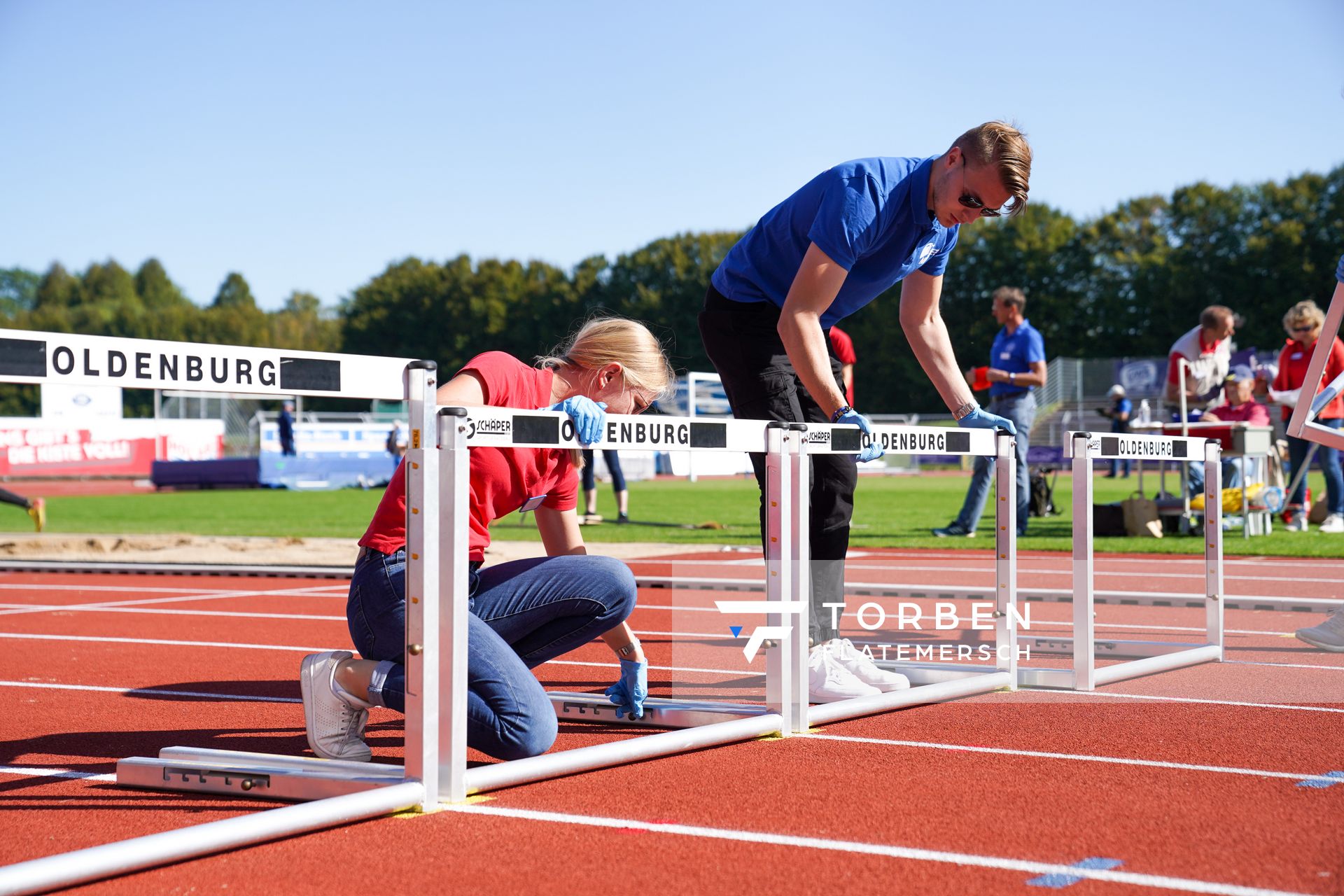 Aufbau der Huerden durch Helfer am 20.09.2020 waehrend den niedersaechsischen Leichtathletik-Landesmeisterschaften U18/U20 im Stadion am Marschweg in Oldenburg (Tag 2)