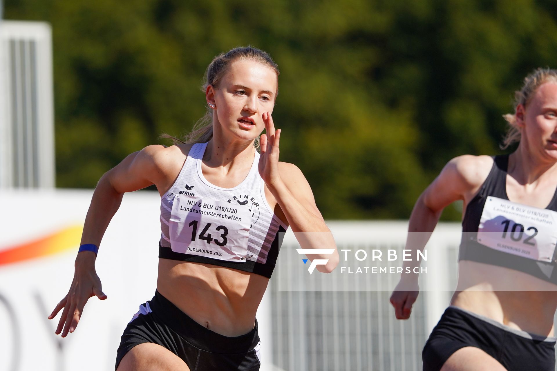 Sarina Barth (LG Peiner Land) ueber 200m am 20.09.2020 waehrend den niedersaechsischen Leichtathletik-Landesmeisterschaften U18/U20 im Stadion am Marschweg in Oldenburg (Tag 2)