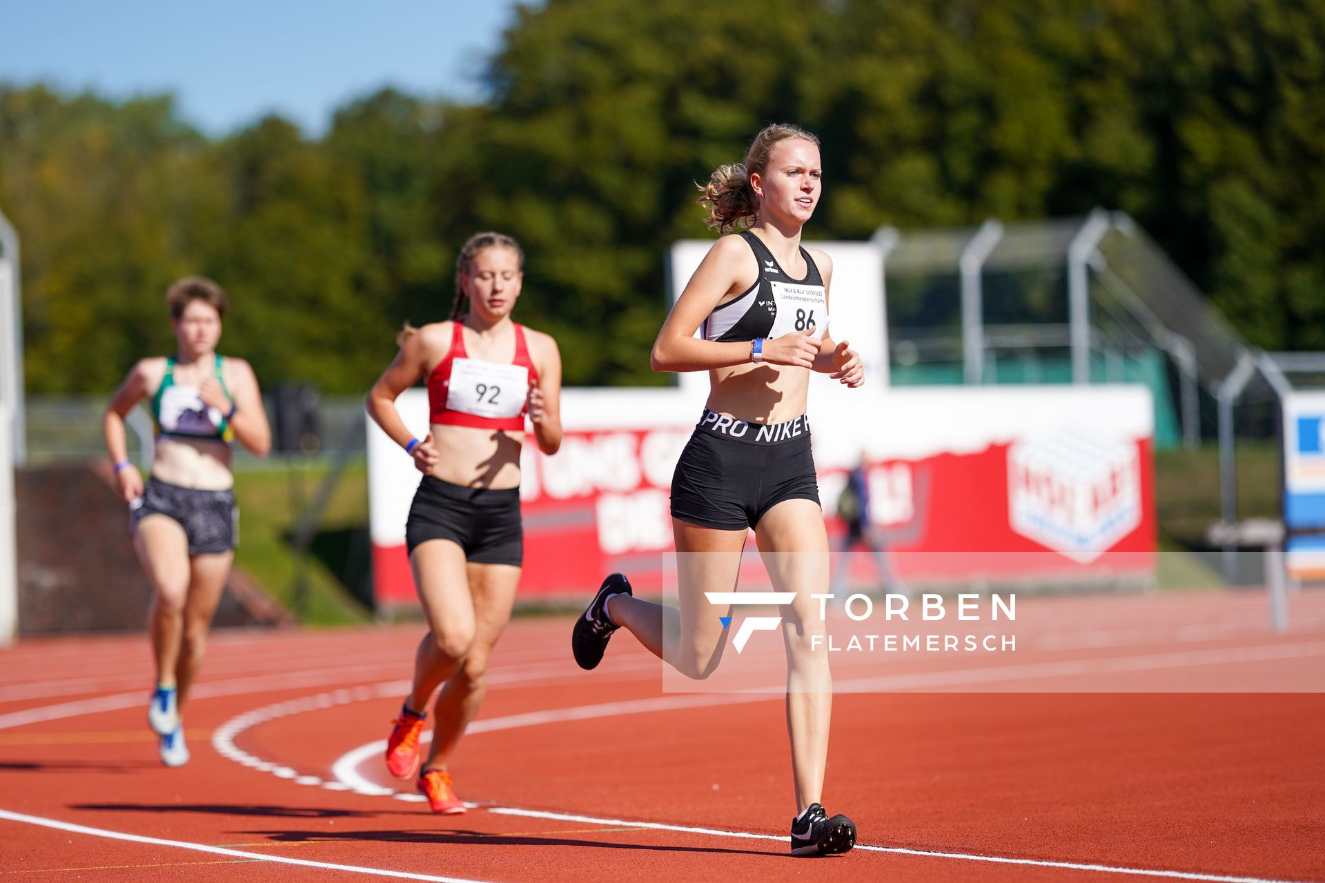 Julia Holboer (LC Nordhorn) ueber 1500m am 20.09.2020 waehrend den niedersaechsischen Leichtathletik-Landesmeisterschaften U18/U20 im Stadion am Marschweg in Oldenburg (Tag 2)