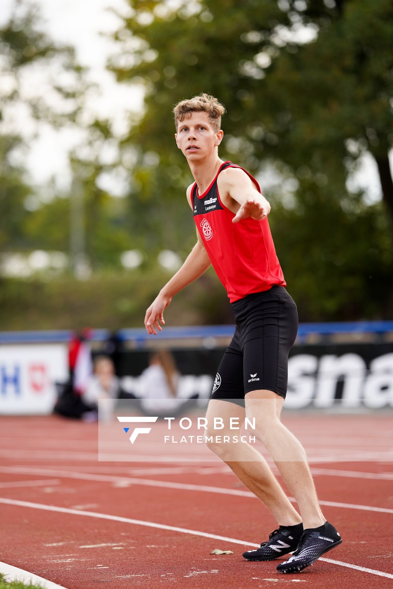 Steffen Riesenpatt (LG Osnabrueck) wartet auf den Staffelstab am 02.10.2020 im Sportpark Gretesch beim Staffelwettkampf der LG Osnabrueck