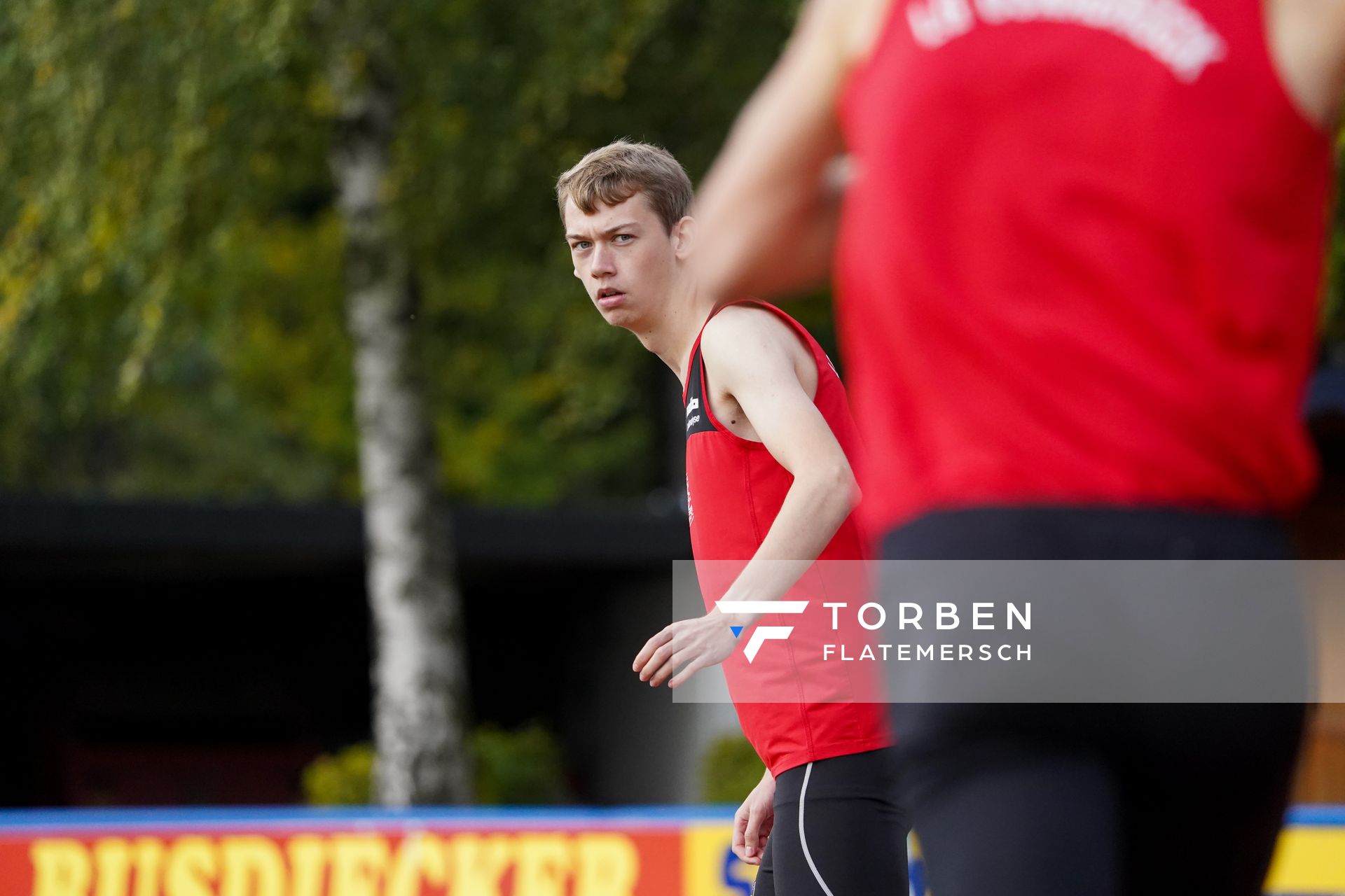 Erik Siemer (LG Osnabrueck) wartet auf die Staffeluebergabe am 02.10.2020 im Sportpark Gretesch beim Staffelwettkampf der LG Osnabrueck