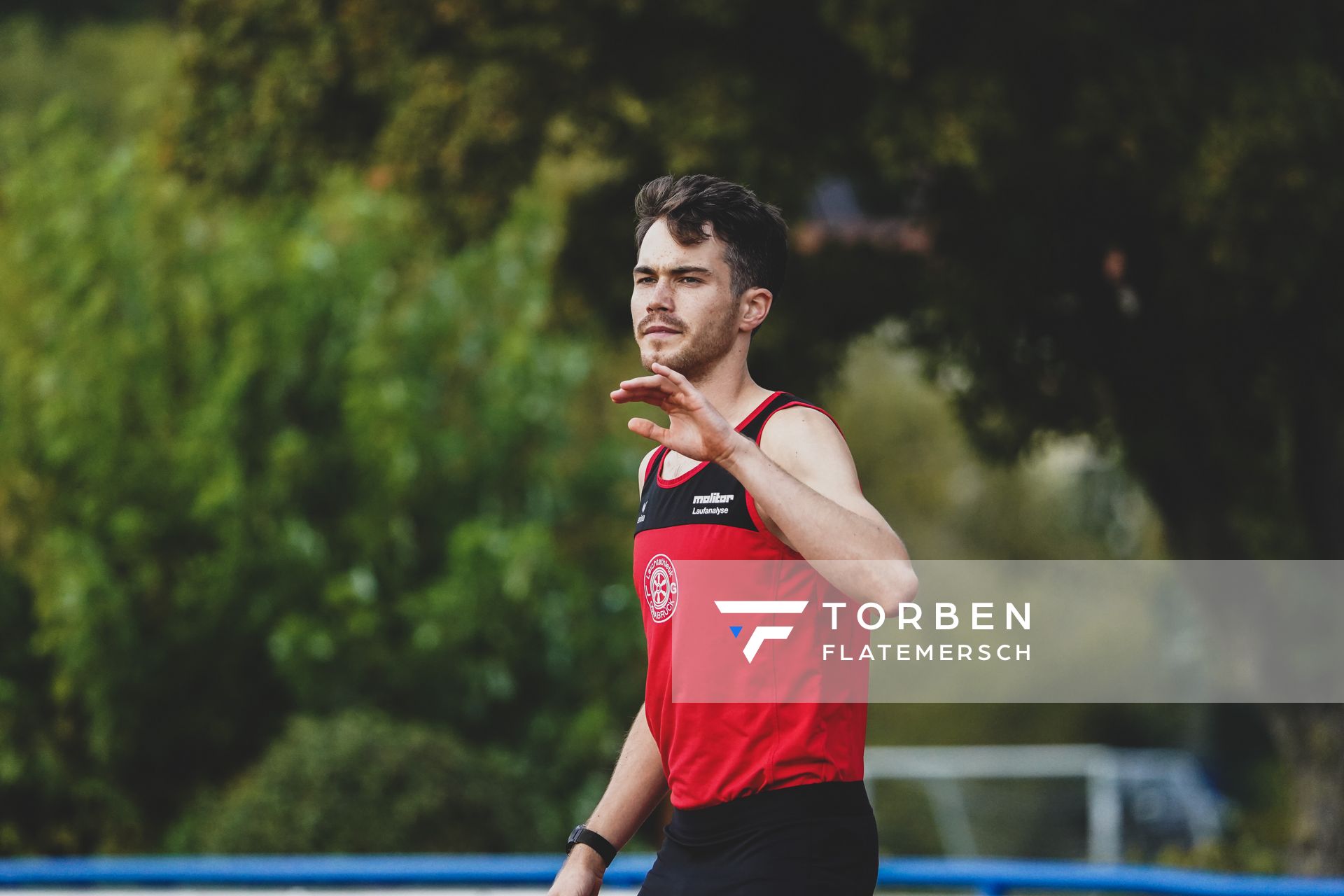 Marvin Dierker (LG Osnabrueck) kurz vor dem letzten Wechsel der 4x1500m Staffel am 02.10.2020 im Sportpark Gretesch beim Staffelwettkampf der LG Osnabrueck