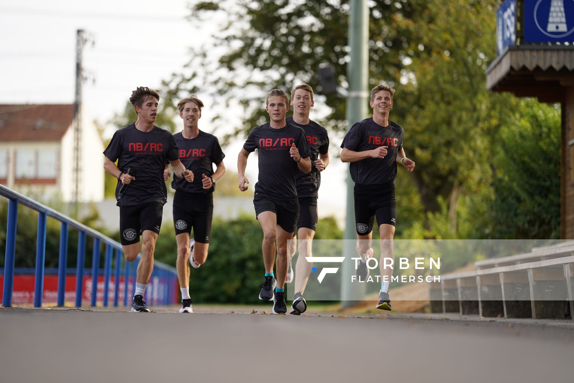 Timon Schoening (LG Osnabrueck), Immo Badtke (LG Osnabrueck), Nils Huhtakangas (LG Osnabrueck), Erik Siemer (LG Osnabrueck), Steffen Riesenpatt (LG Osnabrueck) am 02.10.2020 im Sportpark Gretesch beim Staffelwettkampf der LG Osnabrueck