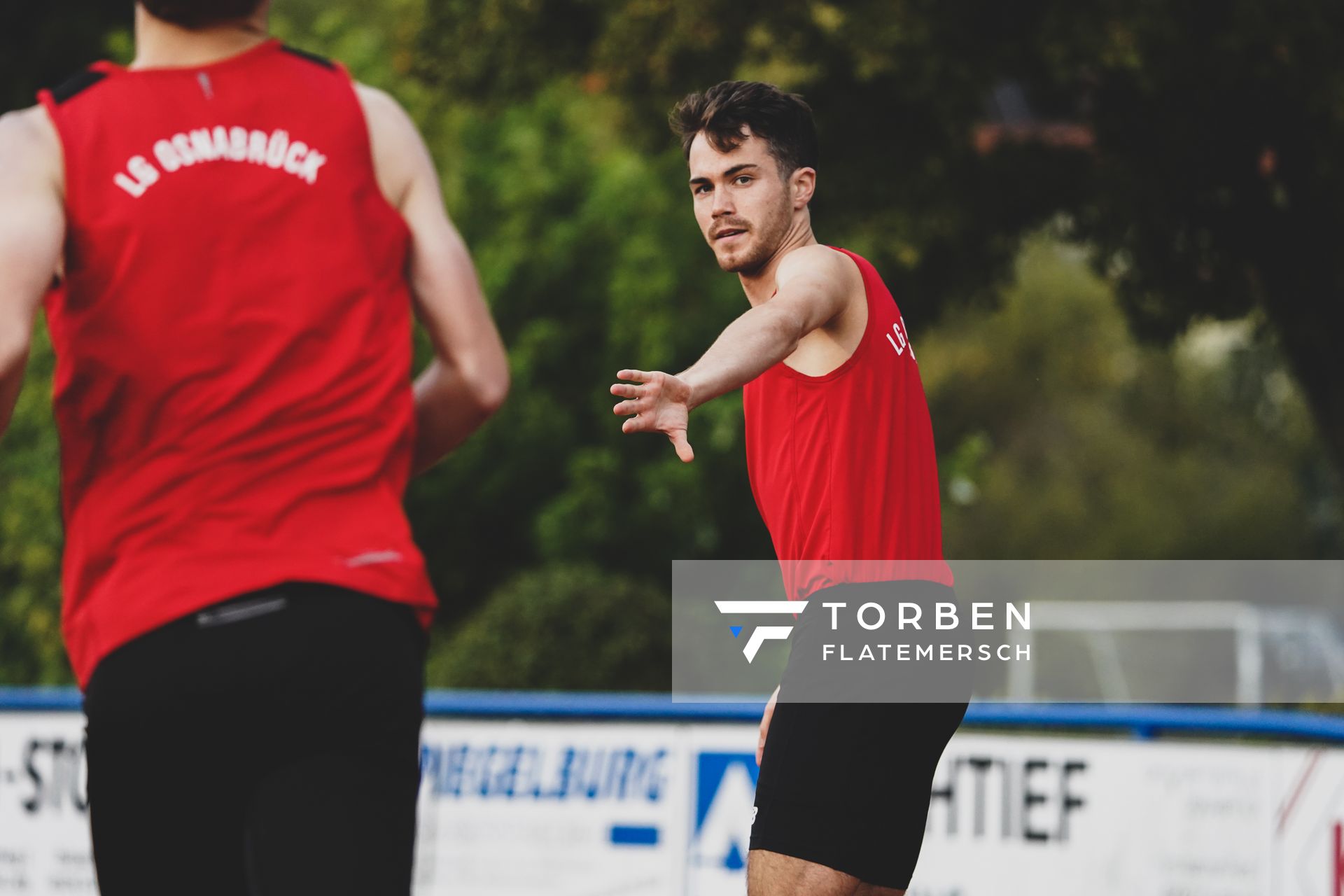 Marvin Dierker (LG Osnabrueck) kurz vor dem letzten Wechsel der 4x1500m Staffel am 02.10.2020 im Sportpark Gretesch beim Staffelwettkampf der LG Osnabrueck