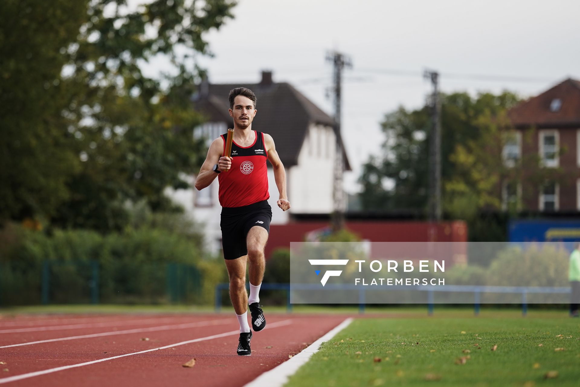 Marvin Dierker (LG Osnabrueck) als Schlusslaeufer der 4x1500m Staffel am 02.10.2020 im Sportpark Gretesch beim Staffelwettkampf der LG Osnabrueck