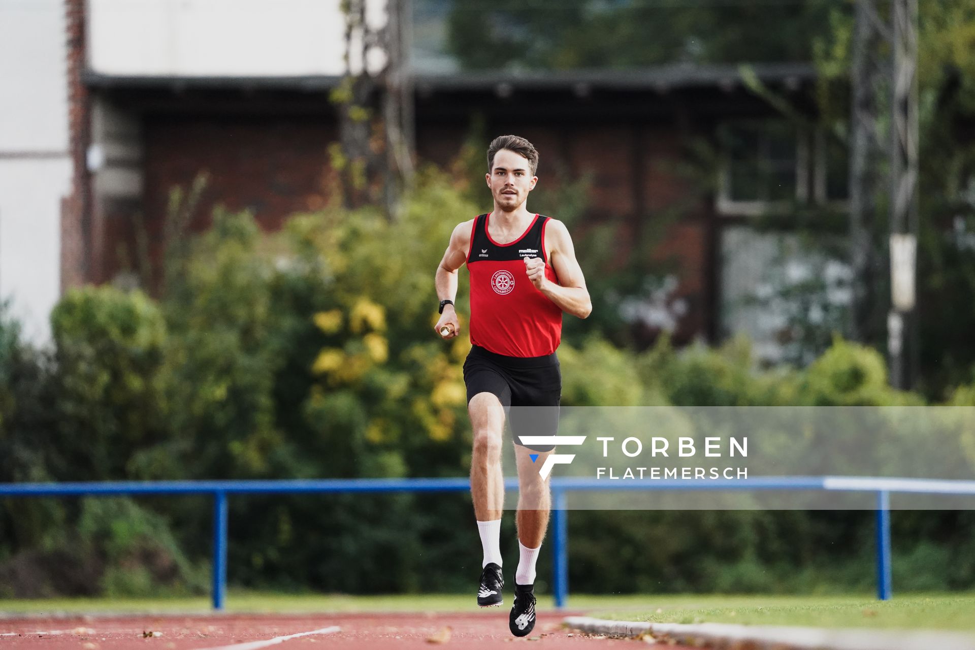 Marvin Dierker (LG Osnabrueck) als Schlusslaeufer der 4x1500m Staffel am 02.10.2020 im Sportpark Gretesch beim Staffelwettkampf der LG Osnabrueck