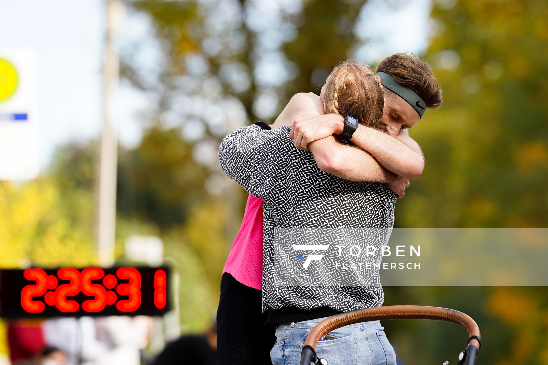 Maik Wollherr (OFV Ostercappeln) und Siri Wollherr am 25.10.2020 beim BLN 42195 Halbmarathon & Marathon in Bernoewe (Stadt Oranienburg)