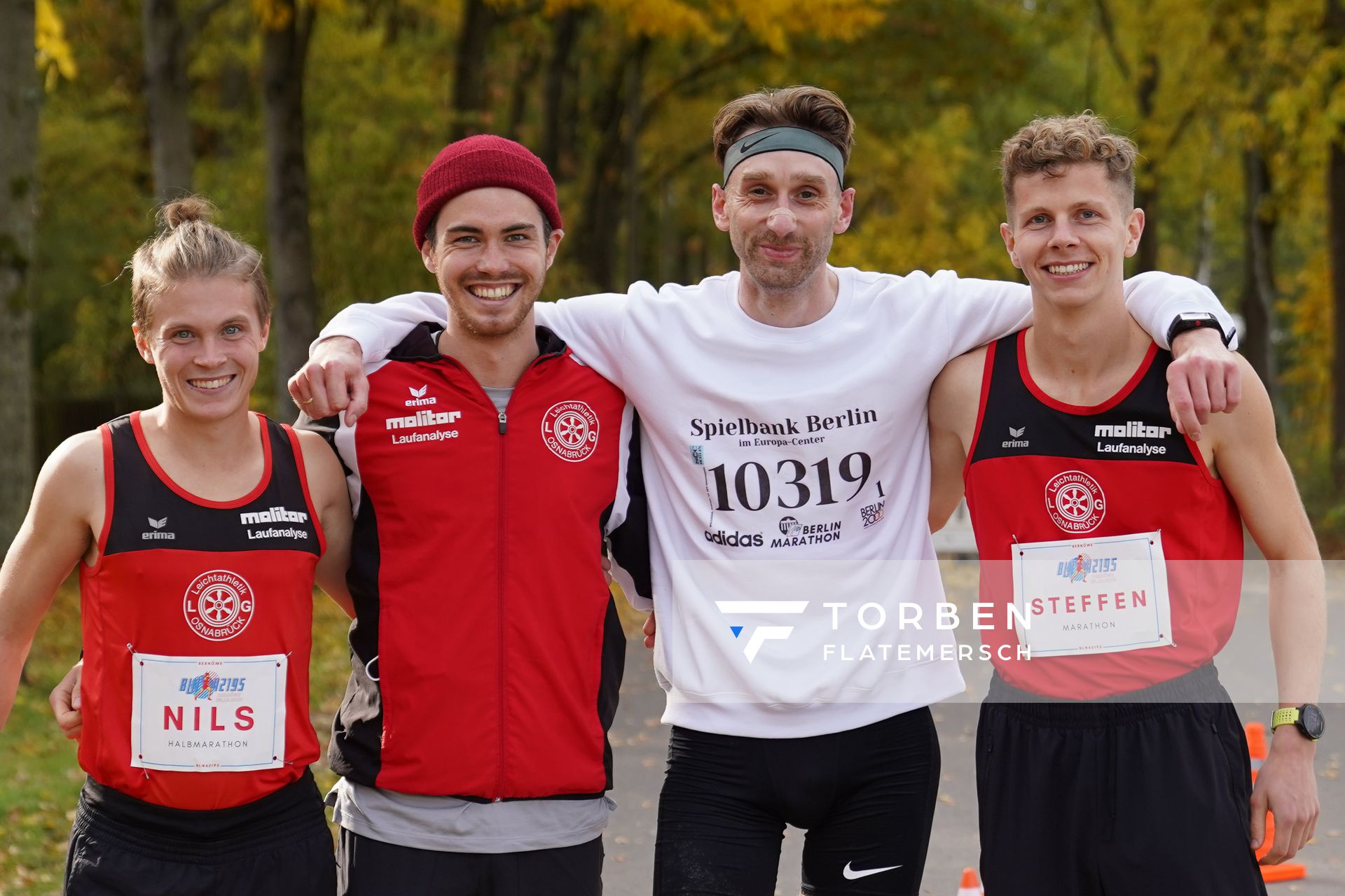 Nils Huhtakangas (LG Osnabrueck), Marvin Dierker (LG Osnabrueck), Maik Wollherr (OFV Ostercappeln) und  Steffen Riestepatt (LG Osnabrueck) am 25.10.2020 beim BLN 42195 Halbmarathon & Marathon in Bernoewe (Stadt Oranienburg)