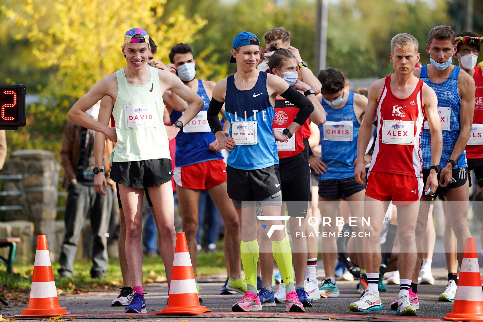 David Brecht (LG Braunschweig), Tim-Niklas Schwippel (LG Braunschweig), Alexander Hirschhaeuser (ASC Breidenbach) am 25.10.2020 beim BLN 42195 Halbmarathon & Marathon in Bernoewe (Stadt Oranienburg)