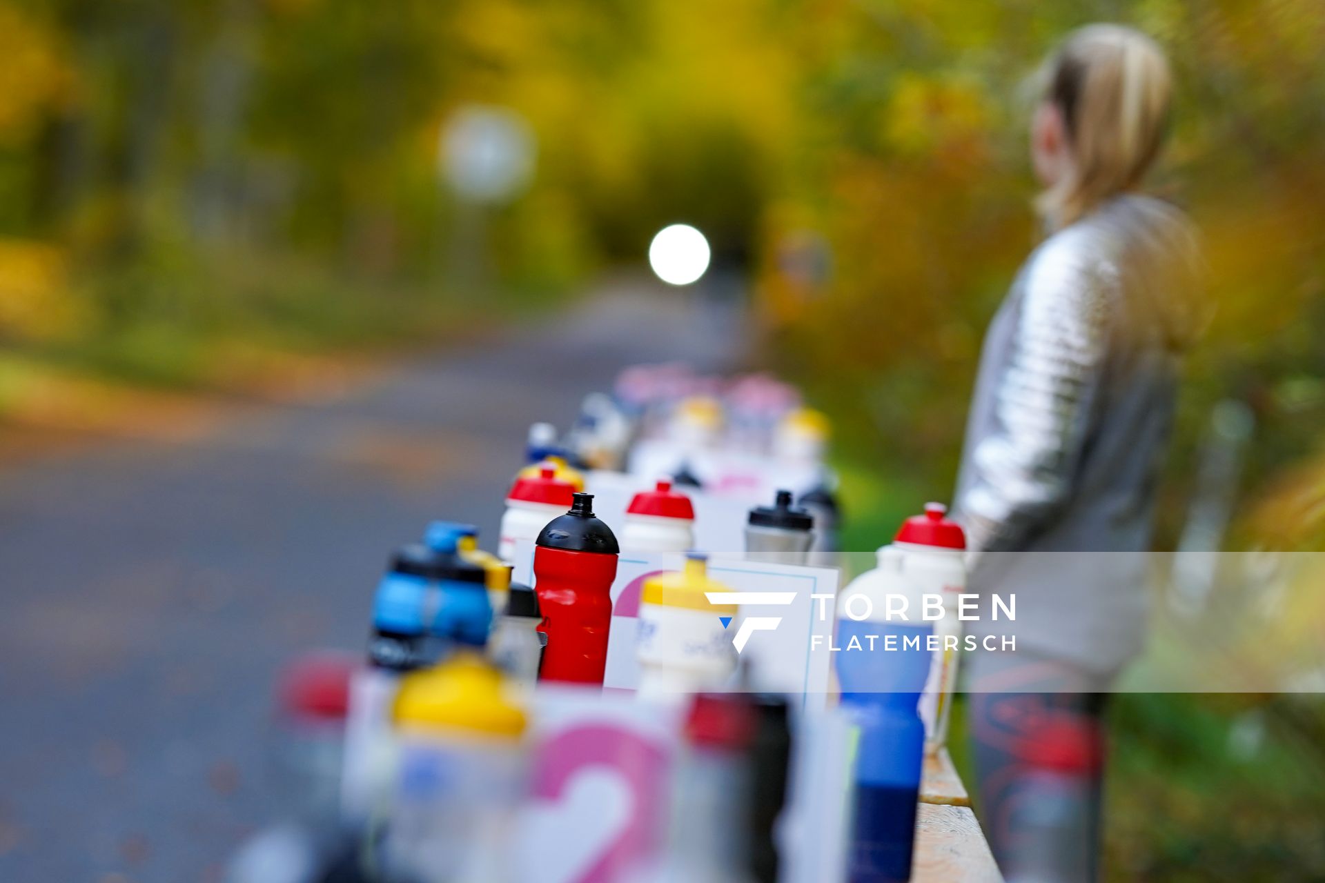 Impressionen: Flaschen am Straßenrand am 25.10.2020 beim BLN 42195 Halbmarathon & Marathon in Bernoewe (Stadt Oranienburg)