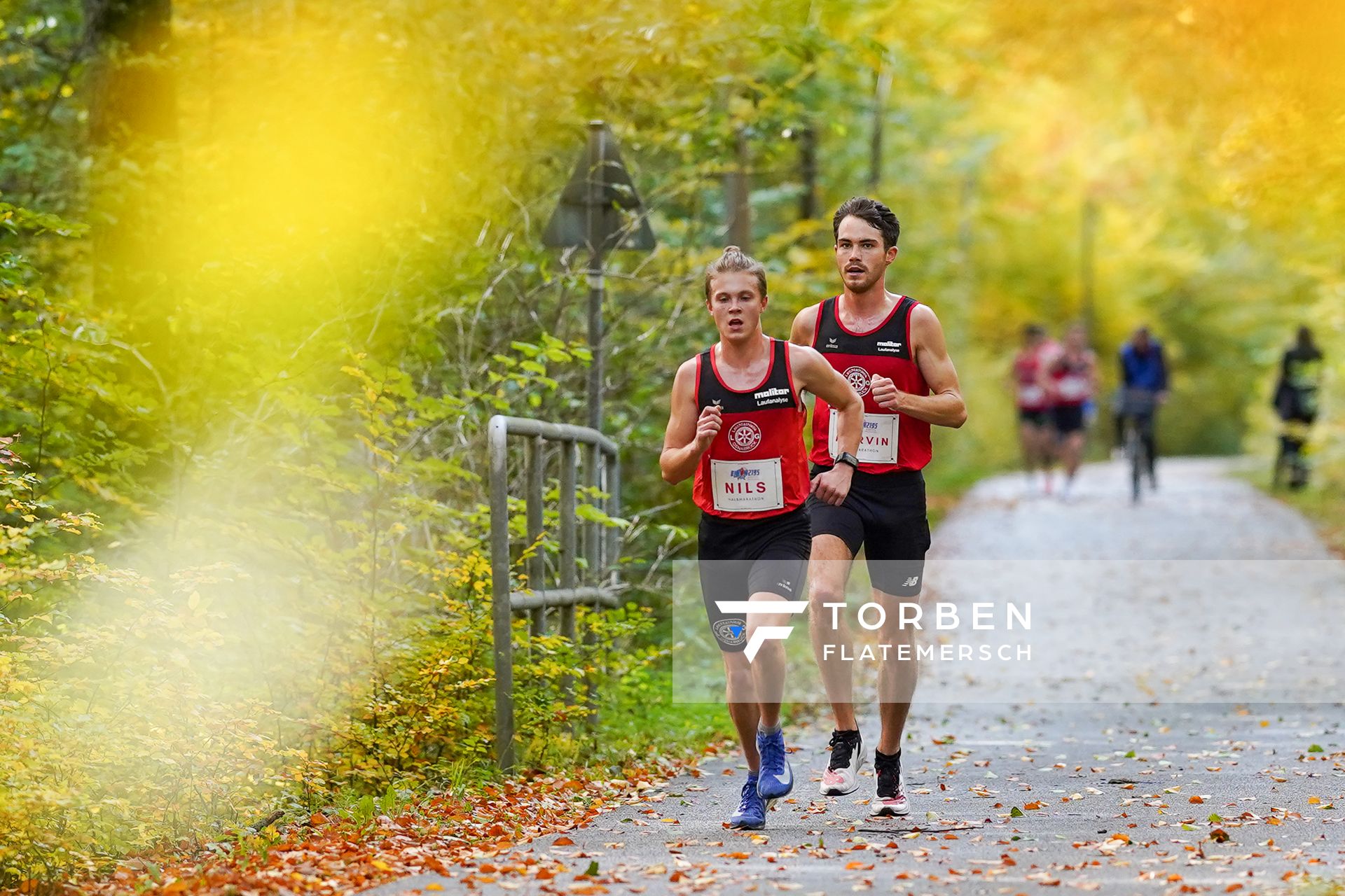 Nils Huhtakangas (LG Osnabrueck) und Marvin Dierker (LG Osnabrueck) am 25.10.2020 beim BLN 42195 Halbmarathon & Marathon in Bernoewe (Stadt Oranienburg)