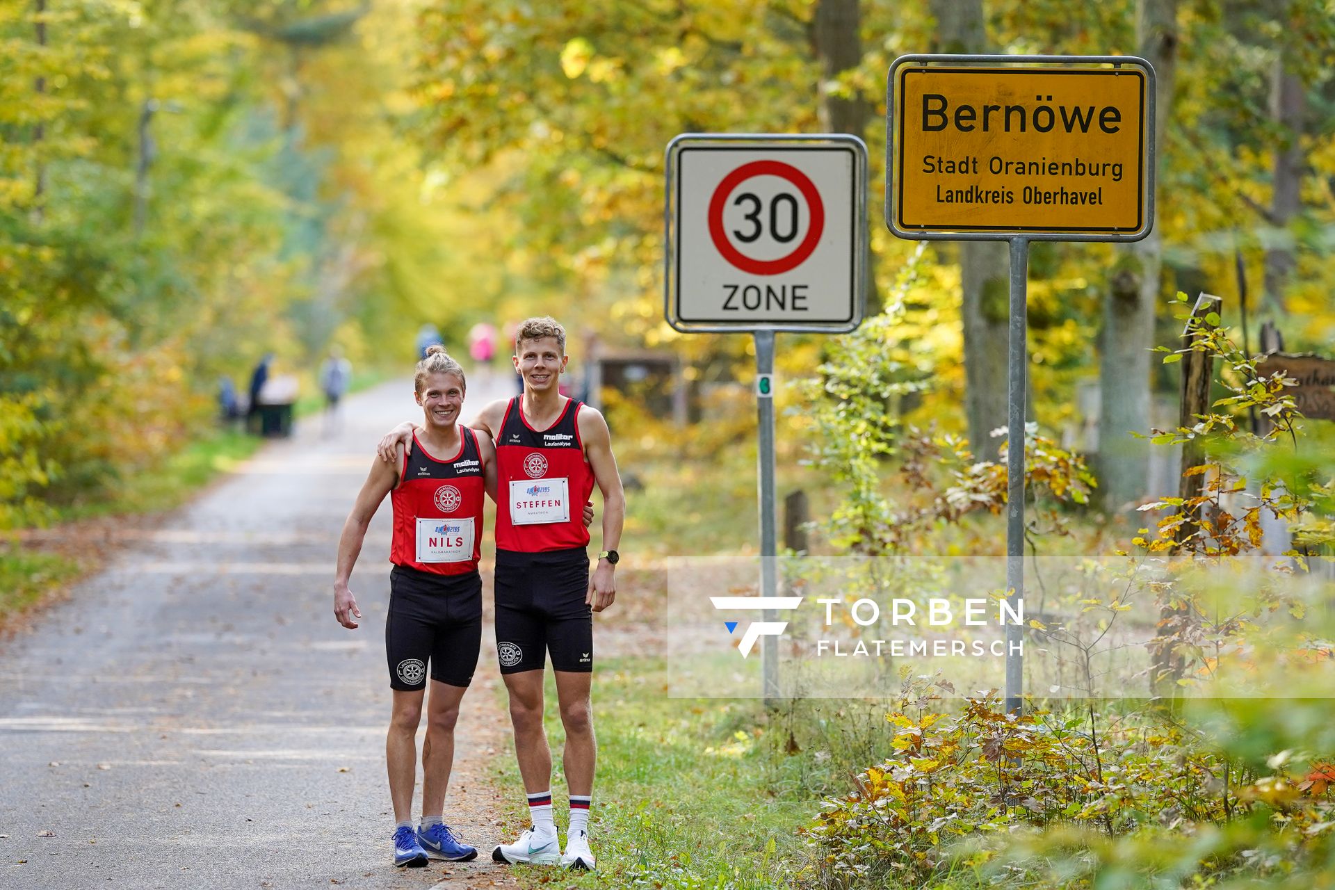 Nils Huhtakangas (LG Osnabrueck) und Steffen Riestepatt (LG Osnabrueck) am 25.10.2020 beim BLN 42195 Halbmarathon & Marathon in Bernoewe (Stadt Oranienburg)