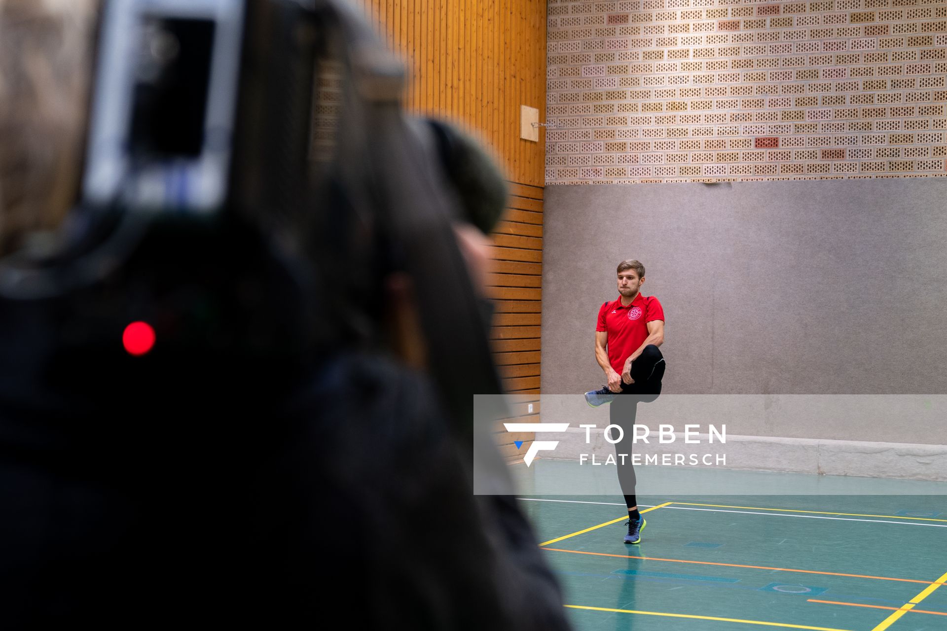 Fabian Dammermann (LG Osnabrueck) vor der Kamera am 14.12.2020 beim SAT.1 Dreh: Training in Coronazeiten.