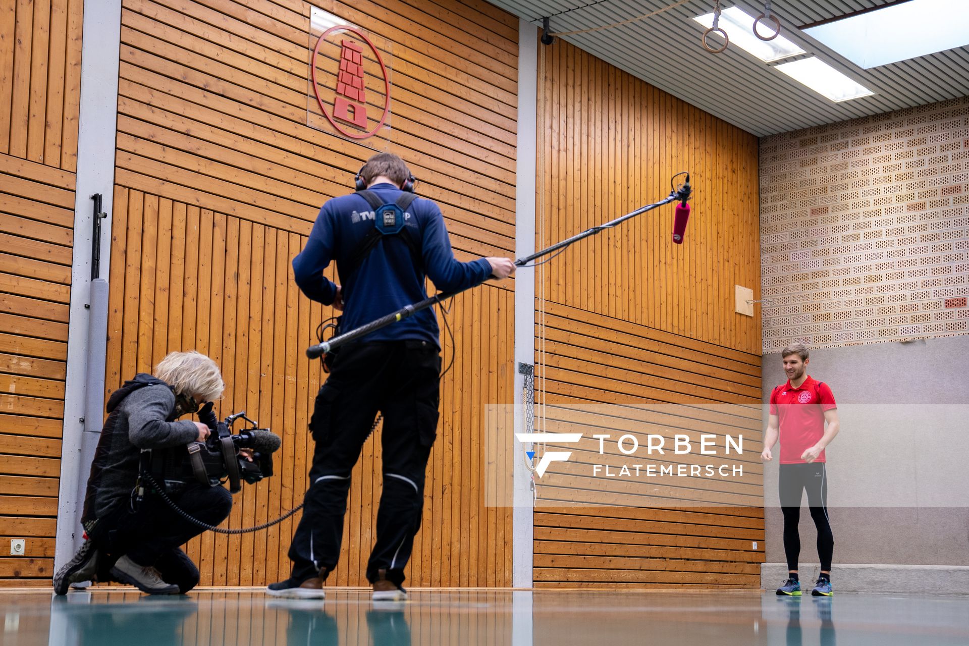 Fabian Dammermann (LG Osnabrueck) vor der Kamera am 14.12.2020 beim SAT.1 Dreh: Training in Coronazeiten.