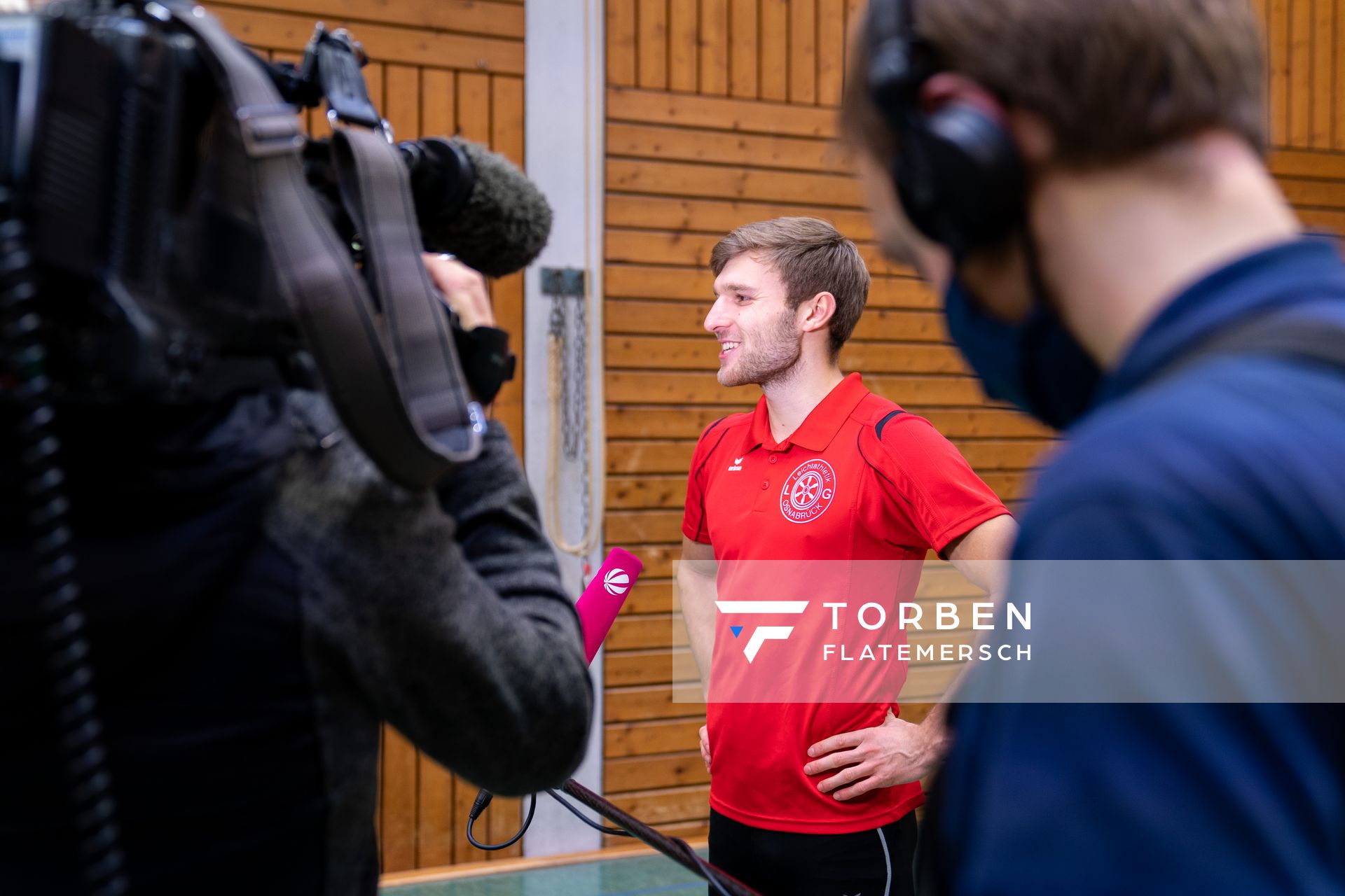 Fabian Dammermann (LG Osnabrueck) vor der Kamera am 14.12.2020 beim SAT.1 Dreh: Training in Coronazeiten.