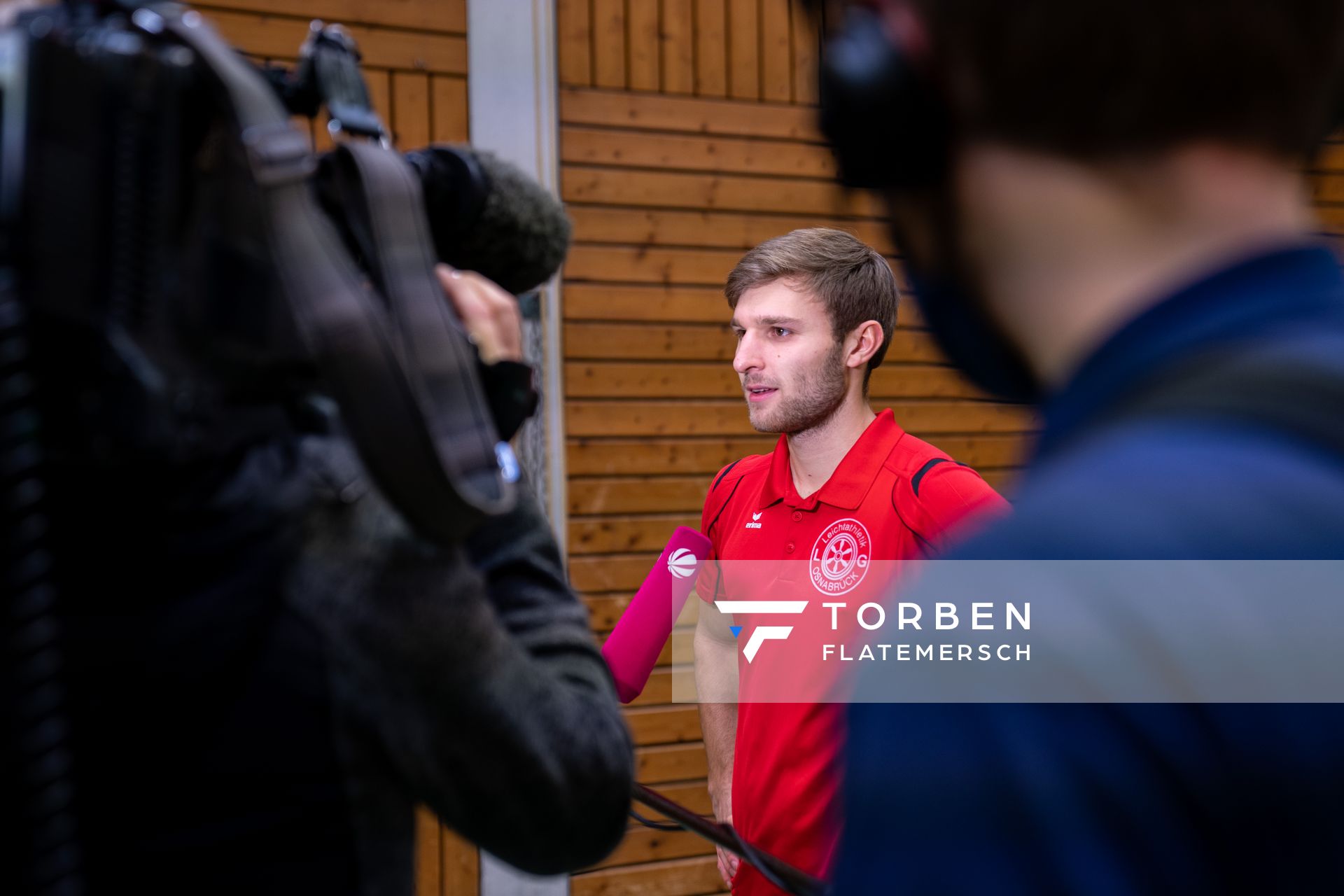 Fabian Dammermann (LG Osnabrueck) vor der Kamera am 14.12.2020 beim SAT.1 Dreh: Training in Coronazeiten.