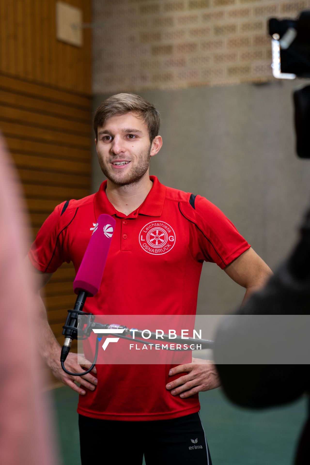 Fabian Dammermann (LG Osnabrueck) vor der Kamera am 14.12.2020 beim SAT.1 Dreh: Training in Coronazeiten.