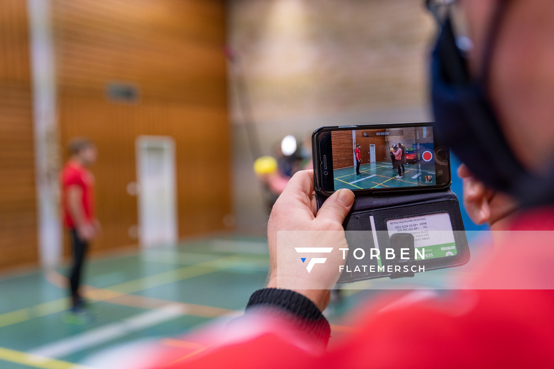 Fabian Dammermann (LG Osnabrueck) vor der Kamera am 14.12.2020 beim SAT.1 Dreh: Training in Coronazeiten. Anton Siemer film es mit seiner Handykamera.