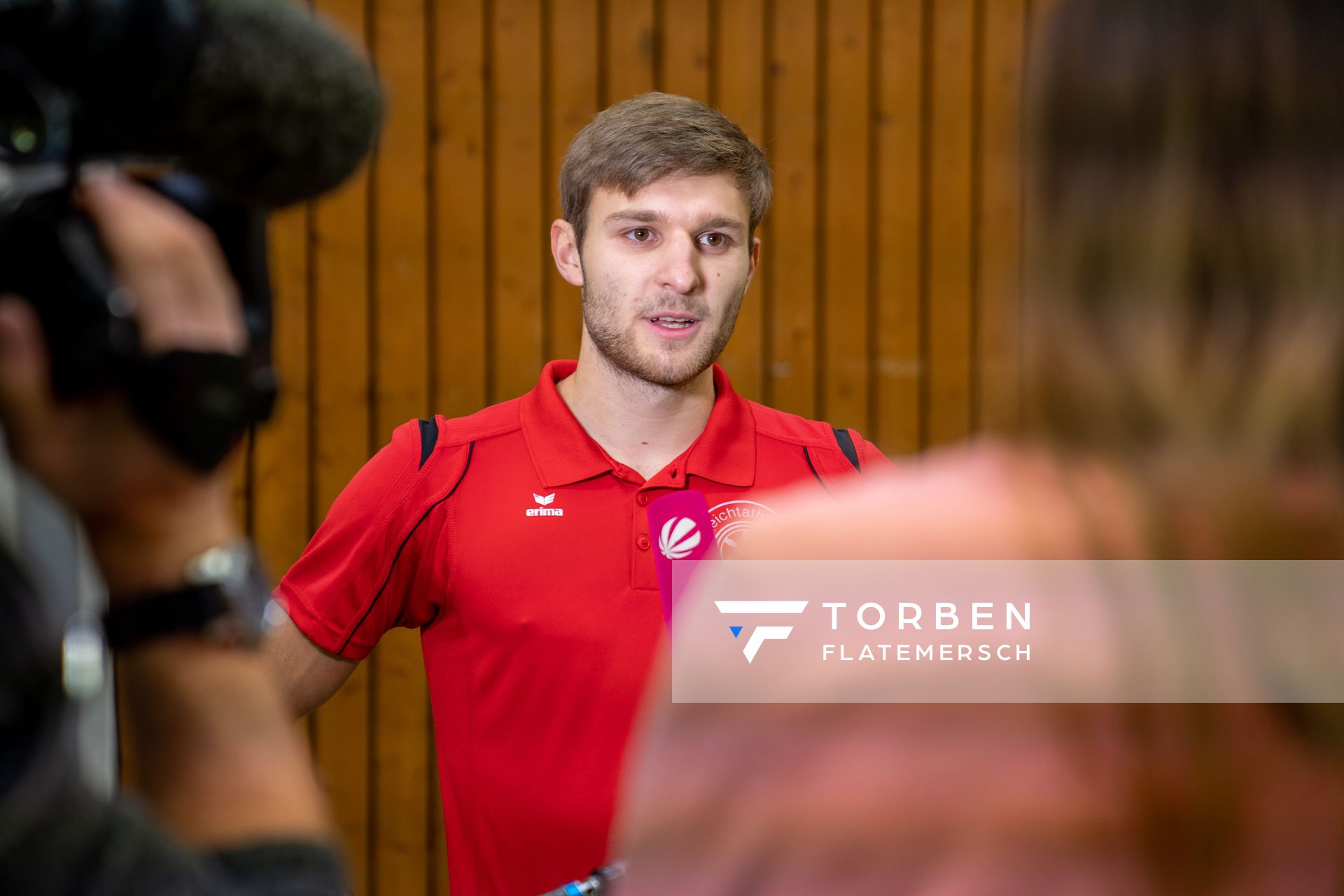 Fabian Dammermann (LG Osnabrueck) vor der Kamera am 14.12.2020 beim SAT.1 Dreh: Training in Coronazeiten.