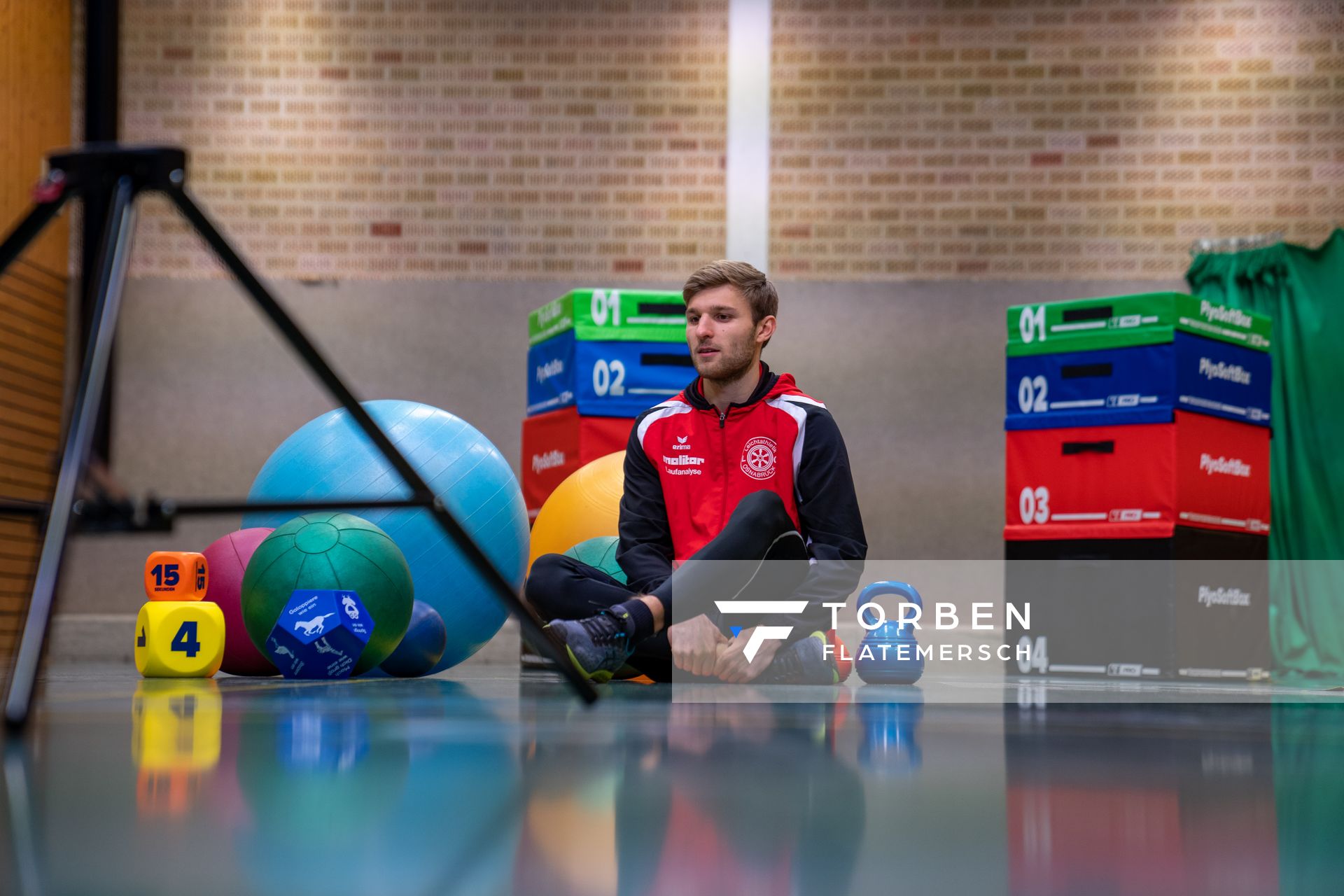 Fabian Dammermann (LG Osnabrueck) vor der Kamera am 14.12.2020 beim SAT.1 Dreh: Training in Coronazeiten.