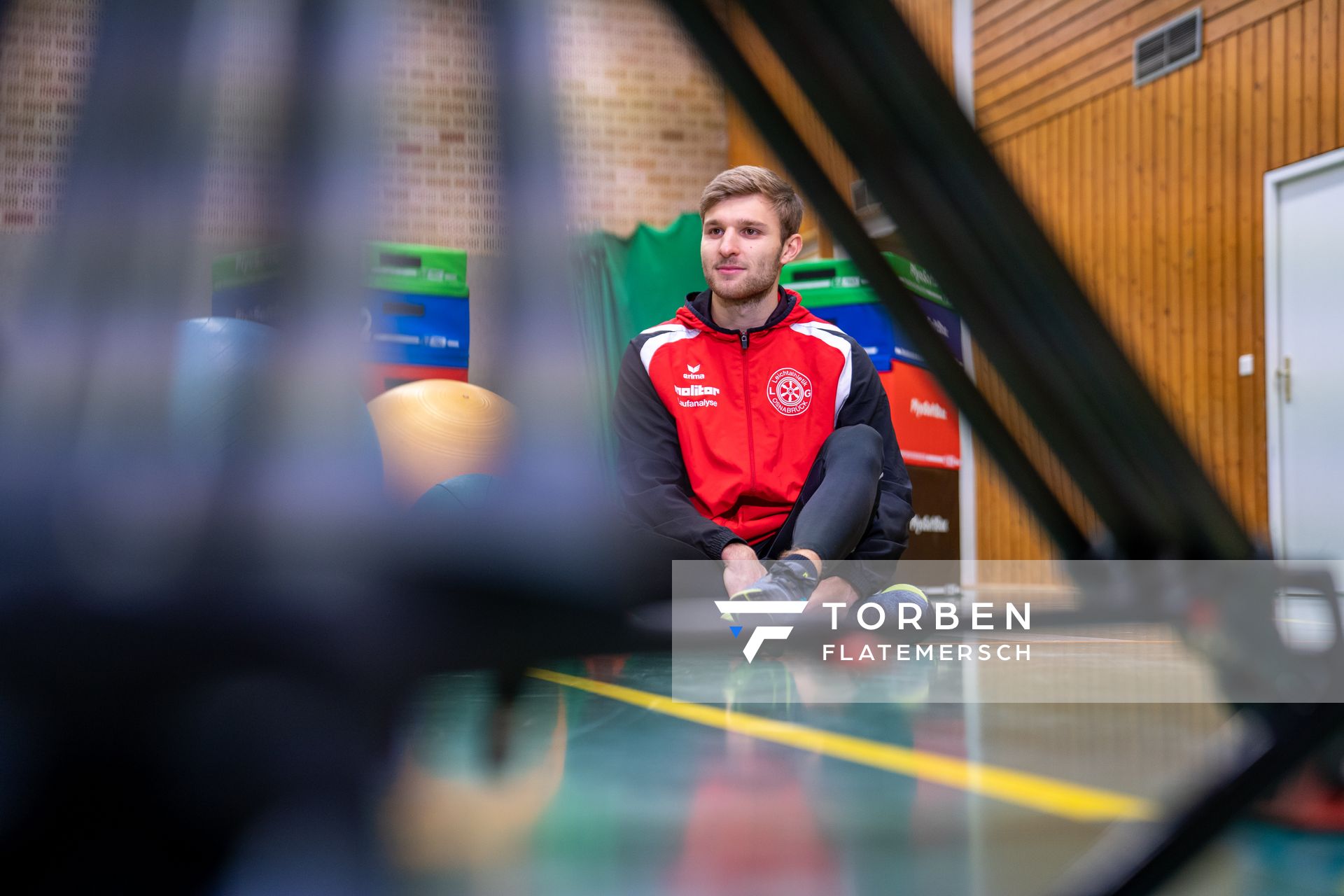 Fabian Dammermann (LG Osnabrueck) vor der Kamera am 14.12.2020 beim SAT.1 Dreh: Training in Coronazeiten.