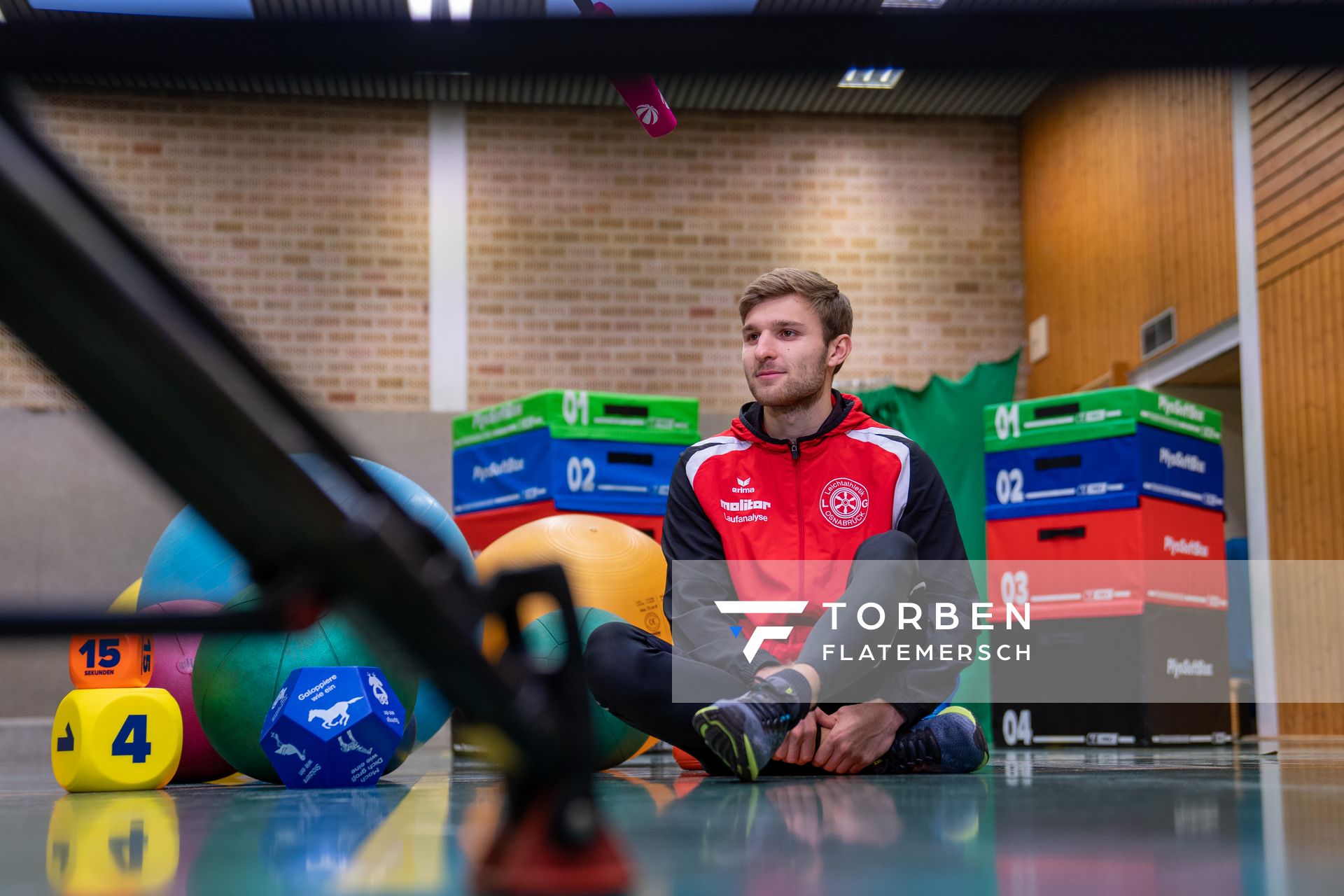 Fabian Dammermann (LG Osnabrueck) vor der Kamera am 14.12.2020 beim SAT.1 Dreh: Training in Coronazeiten.