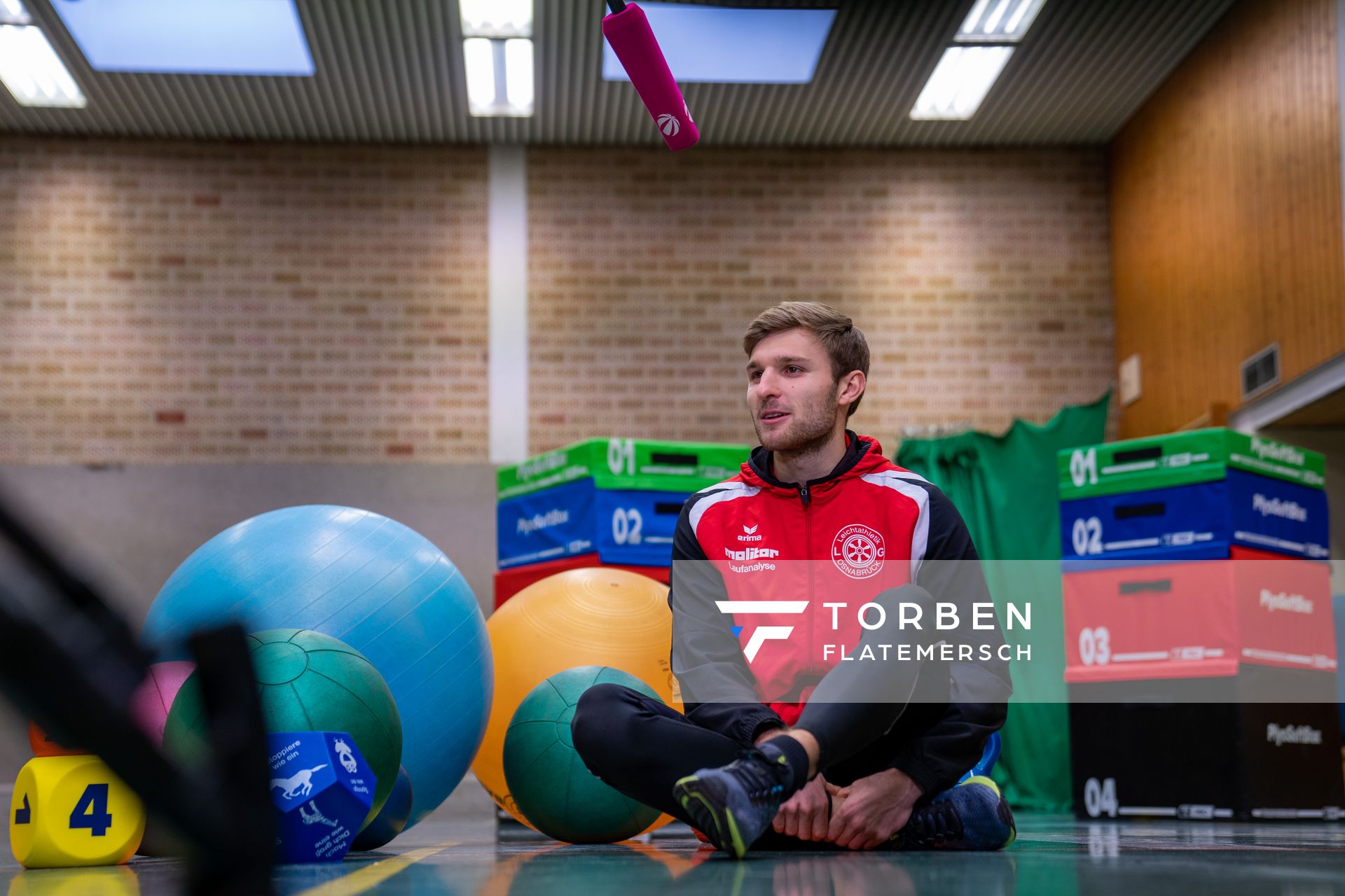 Fabian Dammermann (LG Osnabrueck) vor der Kamera am 14.12.2020 beim SAT.1 Dreh: Training in Coronazeiten.