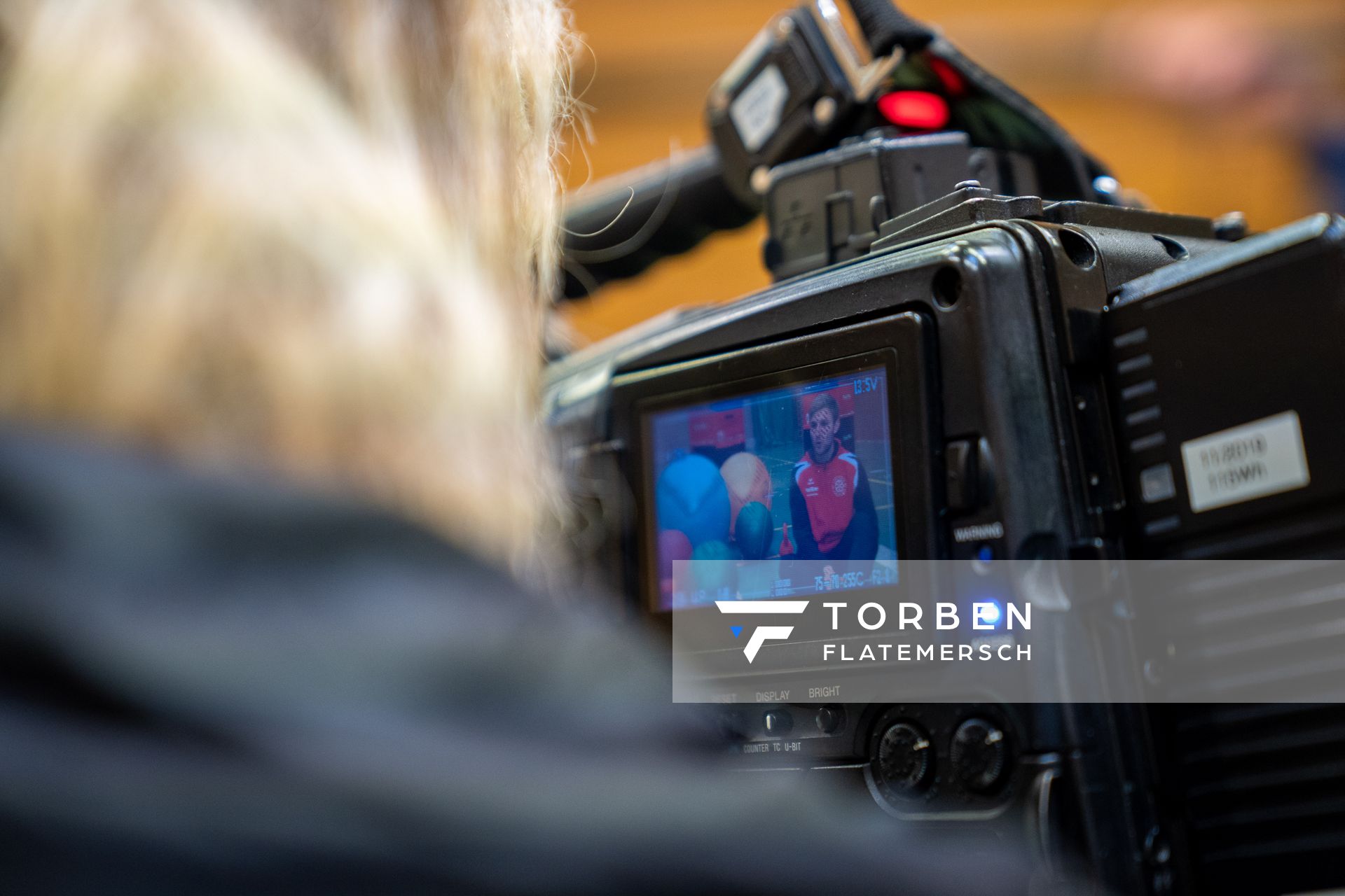 Fabian Dammermann (LG Osnabrueck) vor der Kamera am 14.12.2020 beim SAT.1 Dreh: Training in Coronazeiten.