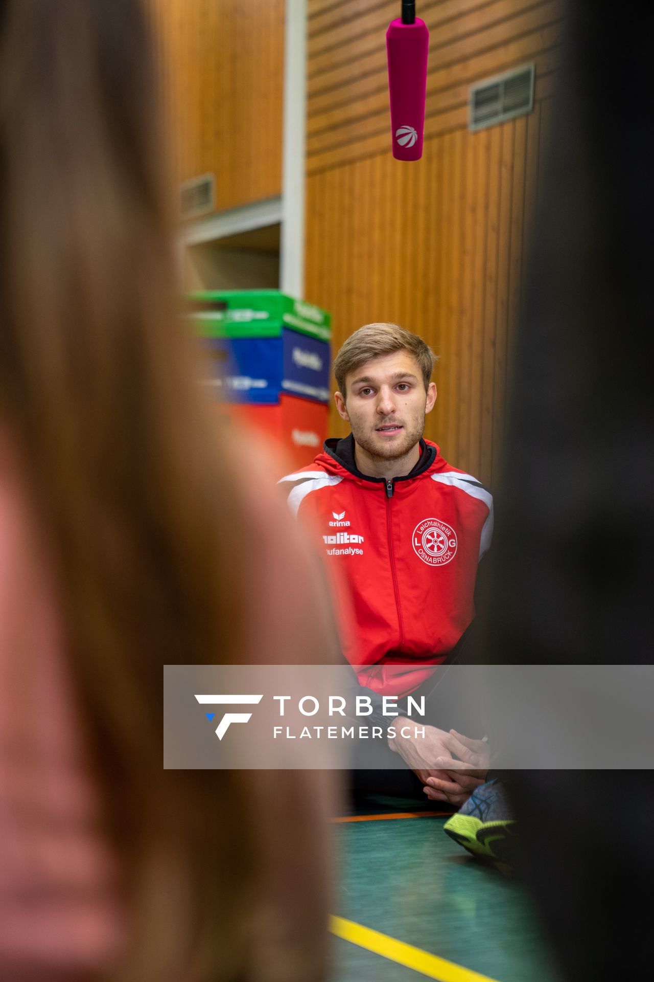 Fabian Dammermann (LG Osnabrueck) vor der Kamera am 14.12.2020 beim SAT.1 Dreh: Training in Coronazeiten.