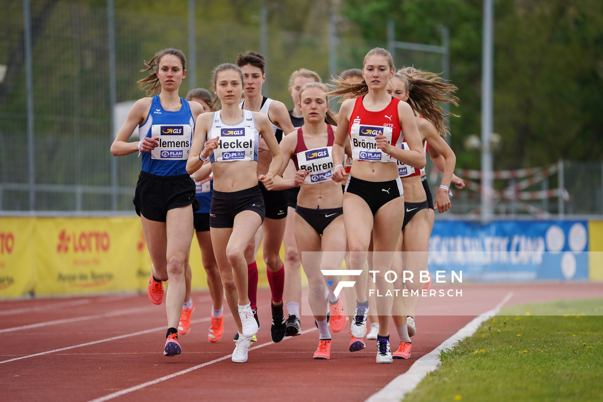 Svenja Clemens (LG Odenwald), Emma Heckel (LG TELIS FINANZ Regensburg), Rahel Broemmel (LG Olympia Dortmund) am 01.05.2021 waehrend der Deutschen Meisterschaften Langstrecke im Otto-Schott-Sportzentrum in Mainz