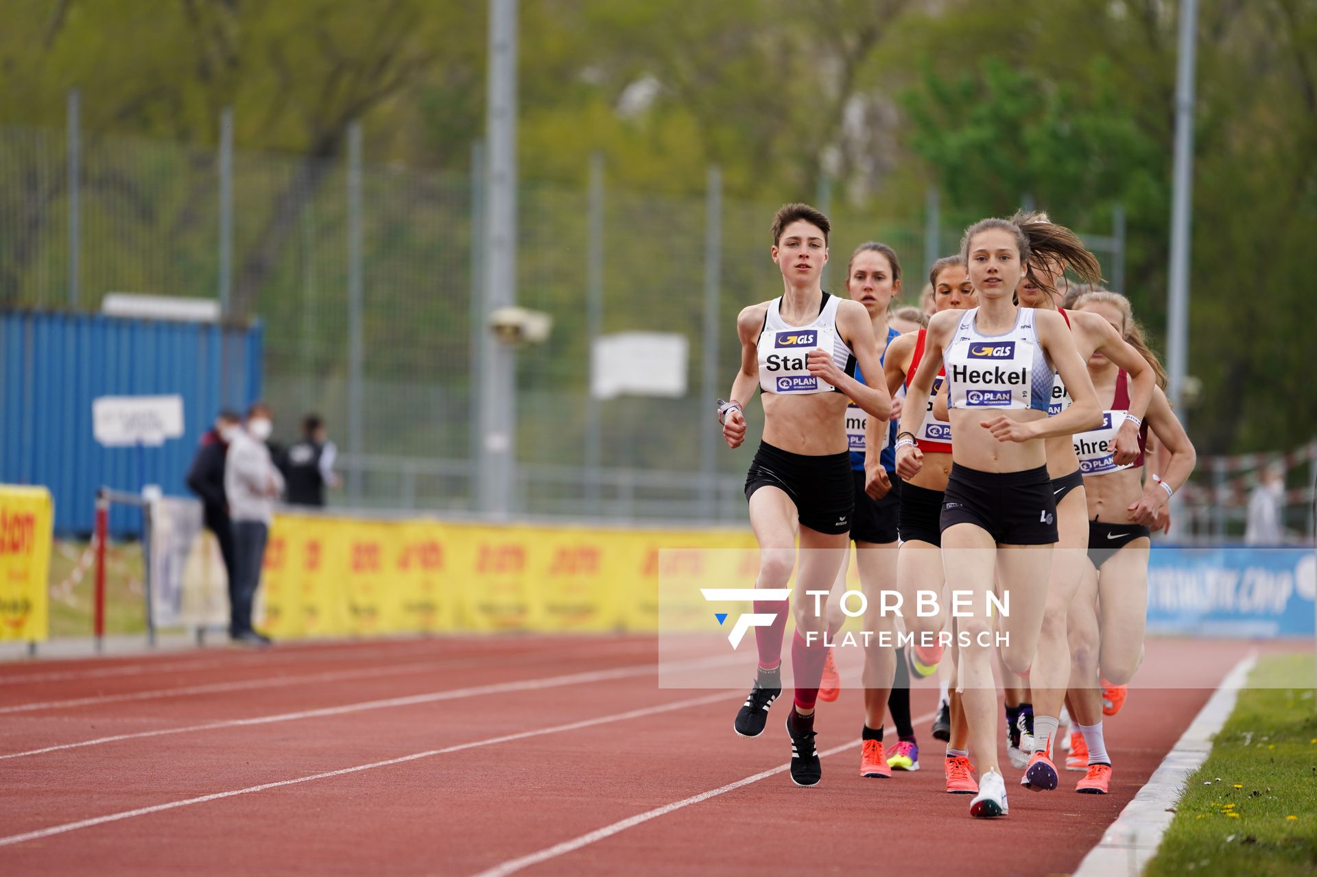 Emma Heckel (LG TELIS FINANZ Regensburg) und Jasmina Stahl (Hannover 96) am 01.05.2021 waehrend der Deutschen Meisterschaften Langstrecke im Otto-Schott-Sportzentrum in Mainz