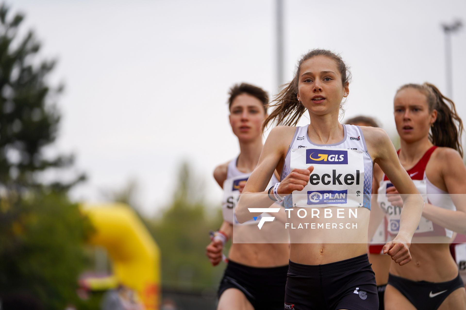 Emma Heckel (LG TELIS FINANZ Regensburg) am 01.05.2021 waehrend der Deutschen Meisterschaften Langstrecke im Otto-Schott-Sportzentrum in Mainz