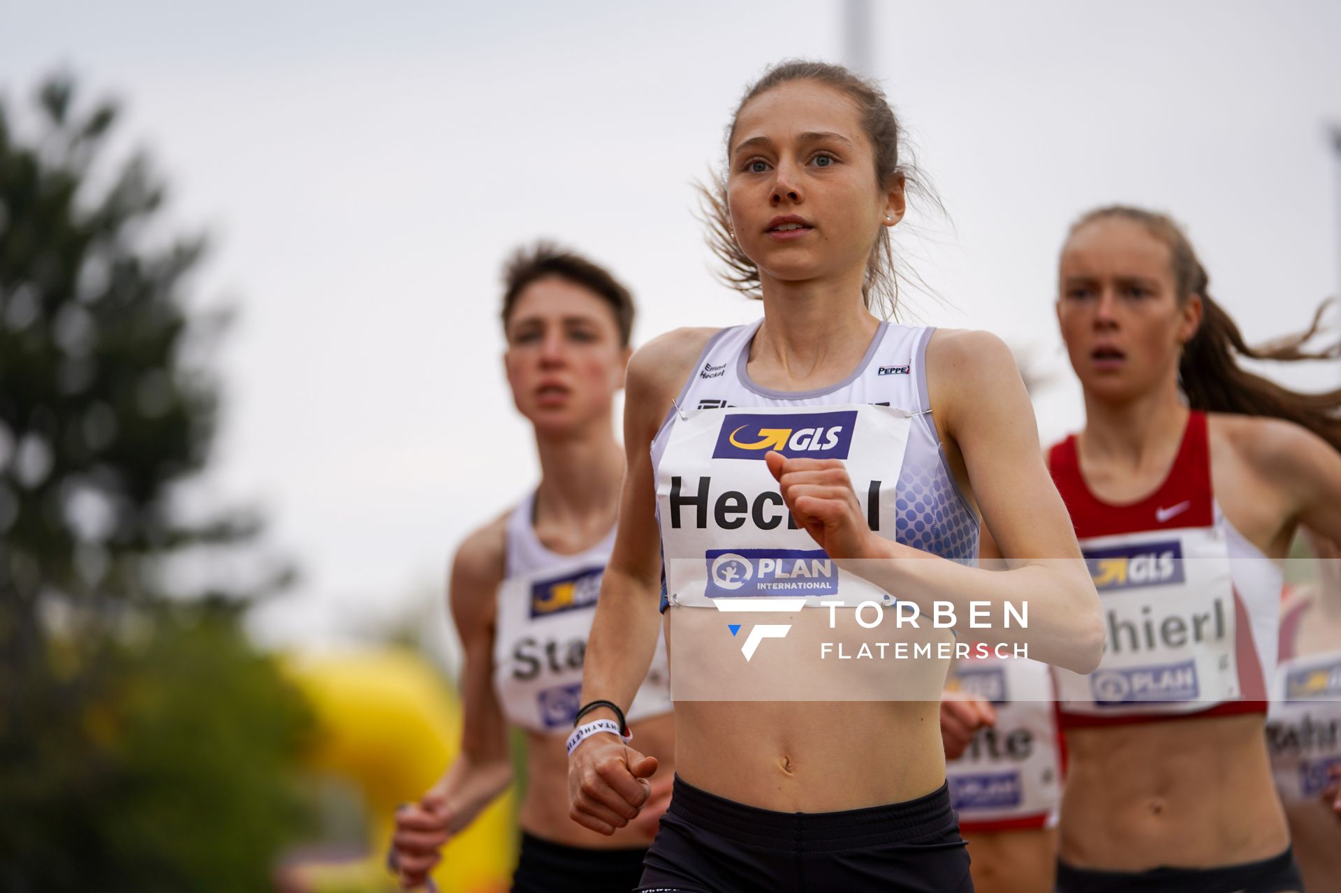 Emma Heckel (LG TELIS FINANZ Regensburg) am 01.05.2021 waehrend der Deutschen Meisterschaften Langstrecke im Otto-Schott-Sportzentrum in Mainz