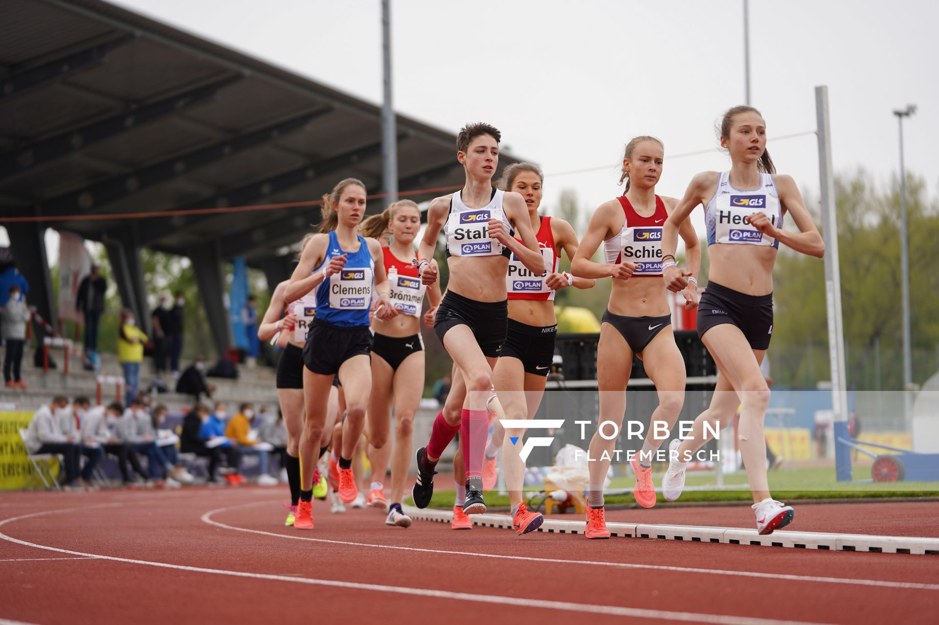Jasmina Stahl (Hannover 96), Finja Schierl (ASC Darmstadt), Emma Heckel (LG TELIS FINANZ Regensburg), Svenja Clemens (LG Odenwald) am 01.05.2021 waehrend der Deutschen Meisterschaften Langstrecke im Otto-Schott-Sportzentrum in Mainz