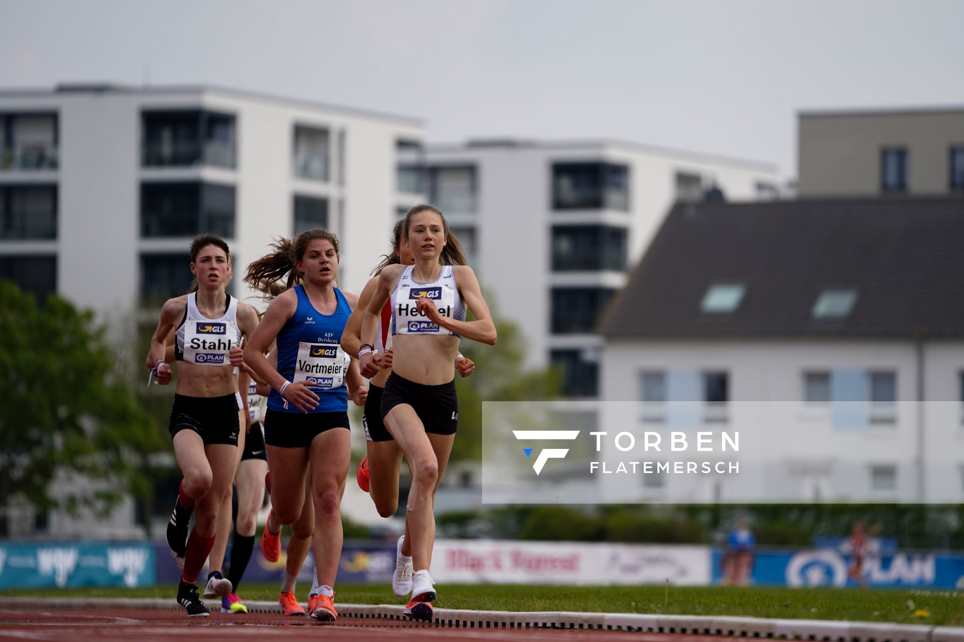 Emma Heckel (LG TELIS FINANZ Regensburg) am 01.05.2021 waehrend der Deutschen Meisterschaften Langstrecke im Otto-Schott-Sportzentrum in Mainz